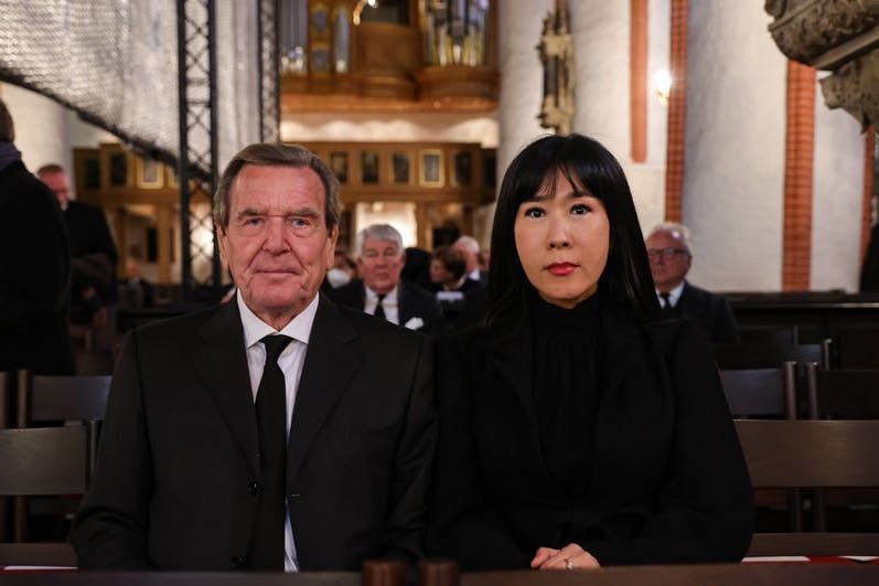 Das war 2022: Altkanzler Gerhard Schröder und seine Frau Soyeon Schröder-Kim nehmen an der Gedenkfeier für den gestorbenen Journalisten Sommer in Hamburg teil.
