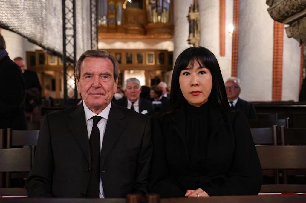 Currywurst und Pommes ade! Altkanzler Schröder speckt ab