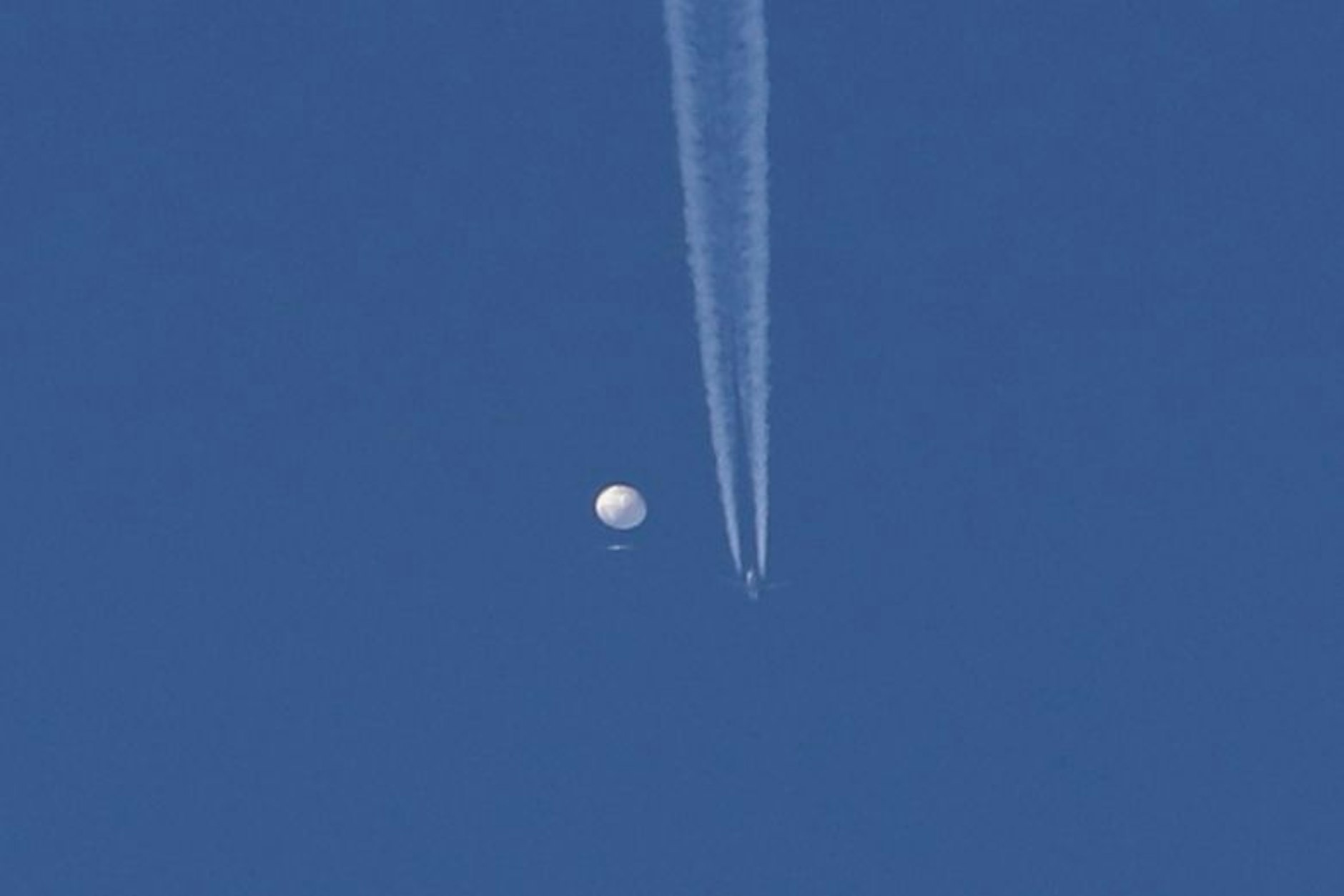 Auf diesem Foto schwebt ein großer Ballon über der Gegend von Kingston.&nbsp; Am Sonnabend hat ein Kampfflugzeug den in den US-Luftraum eingedrungenen mutmaßlichen Spionage-Ballon aus China vor der US-Küste abgeschossen.&nbsp;