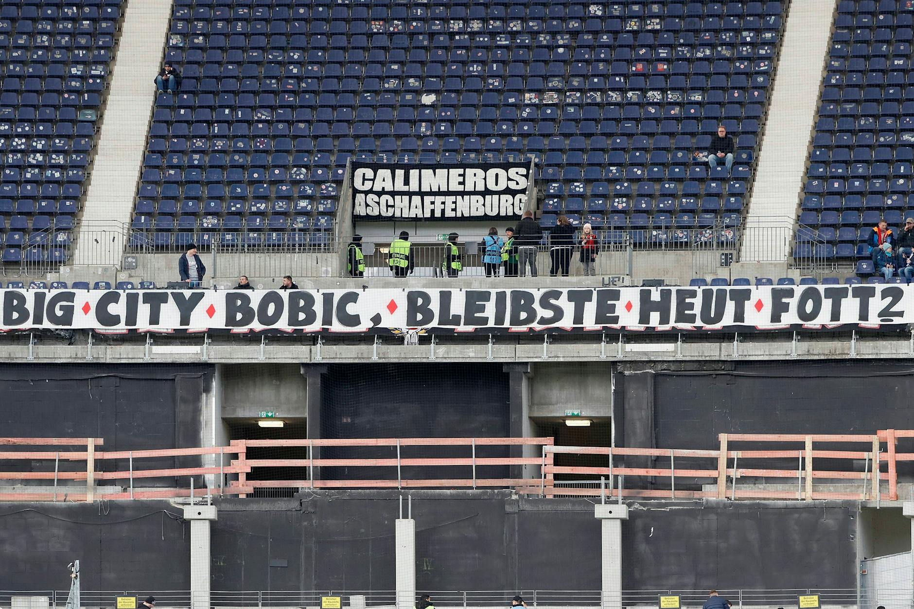 Die Frankfurter Fans grüßen mit viel Ironie ihren und Herthas Ex-Manager Fredi Bobic.