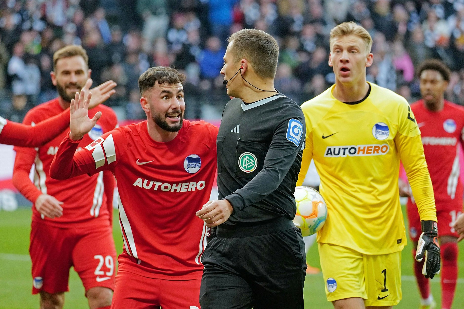 Marco Richter und seine Hertha-Kollegen protestierten, aber Schiedsrichter Robert Hartmann bleib bei seiner Elfmeter-Entscheidung.&nbsp;
