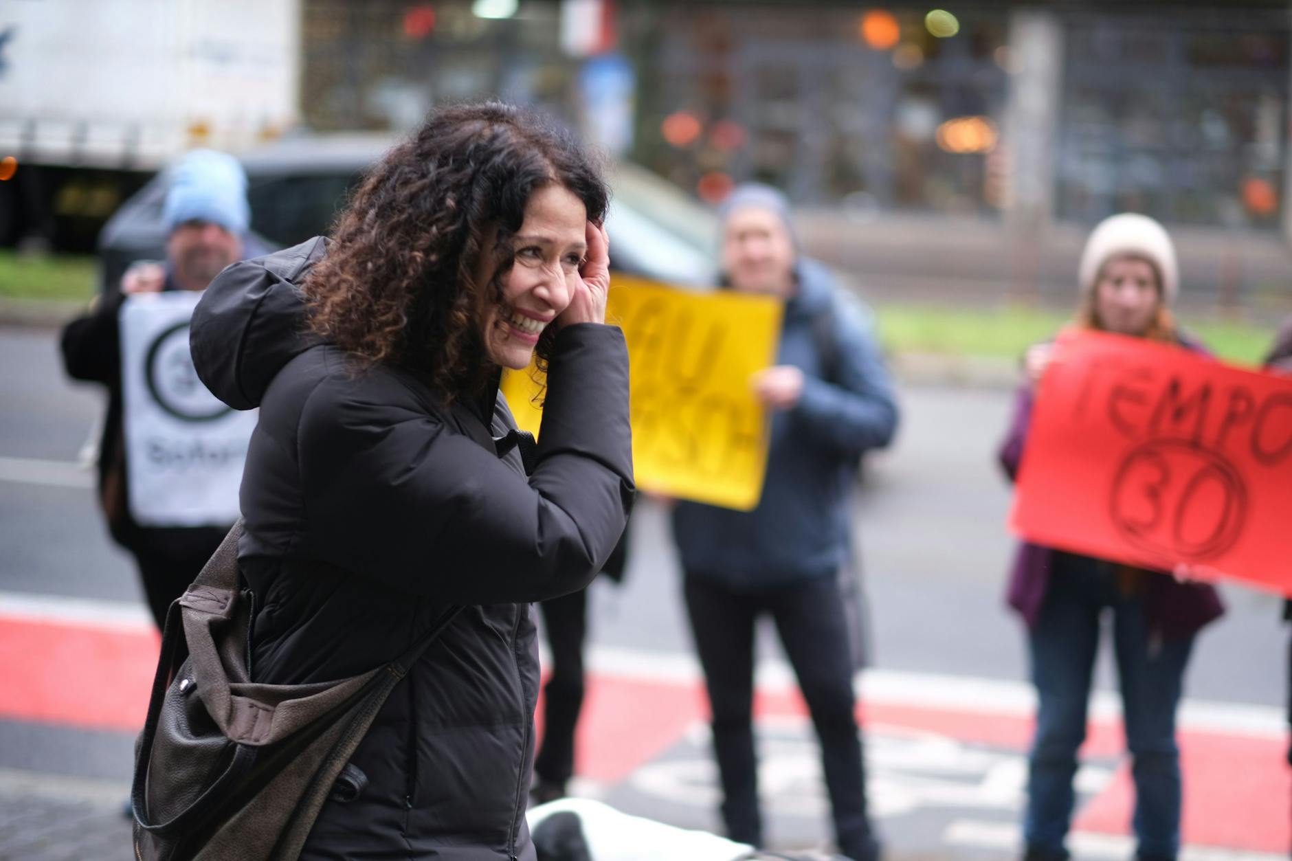  Bettina Jarasch bei der Einweihung eines neuen Radwegs in Friedrichshain
