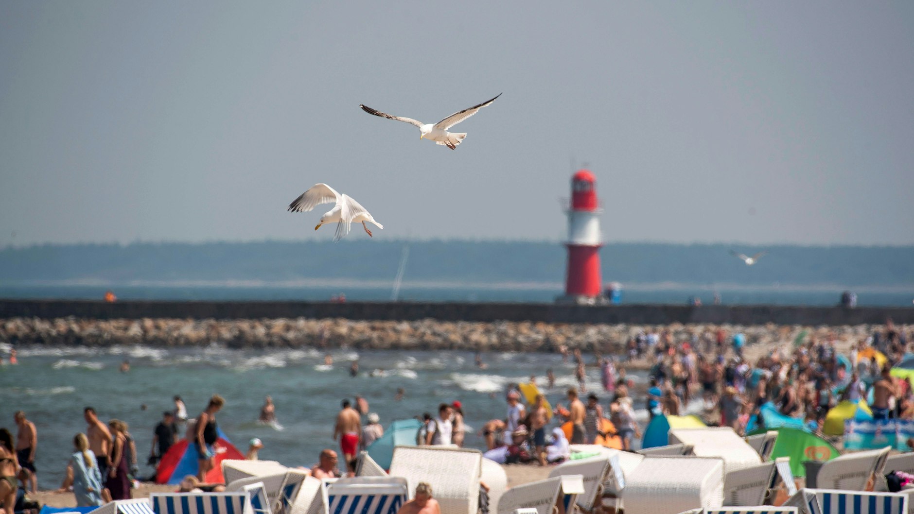 An der Ostsee - hier: der Strand von Warnemünde - dürfte es im Sommer wieder voll werden.