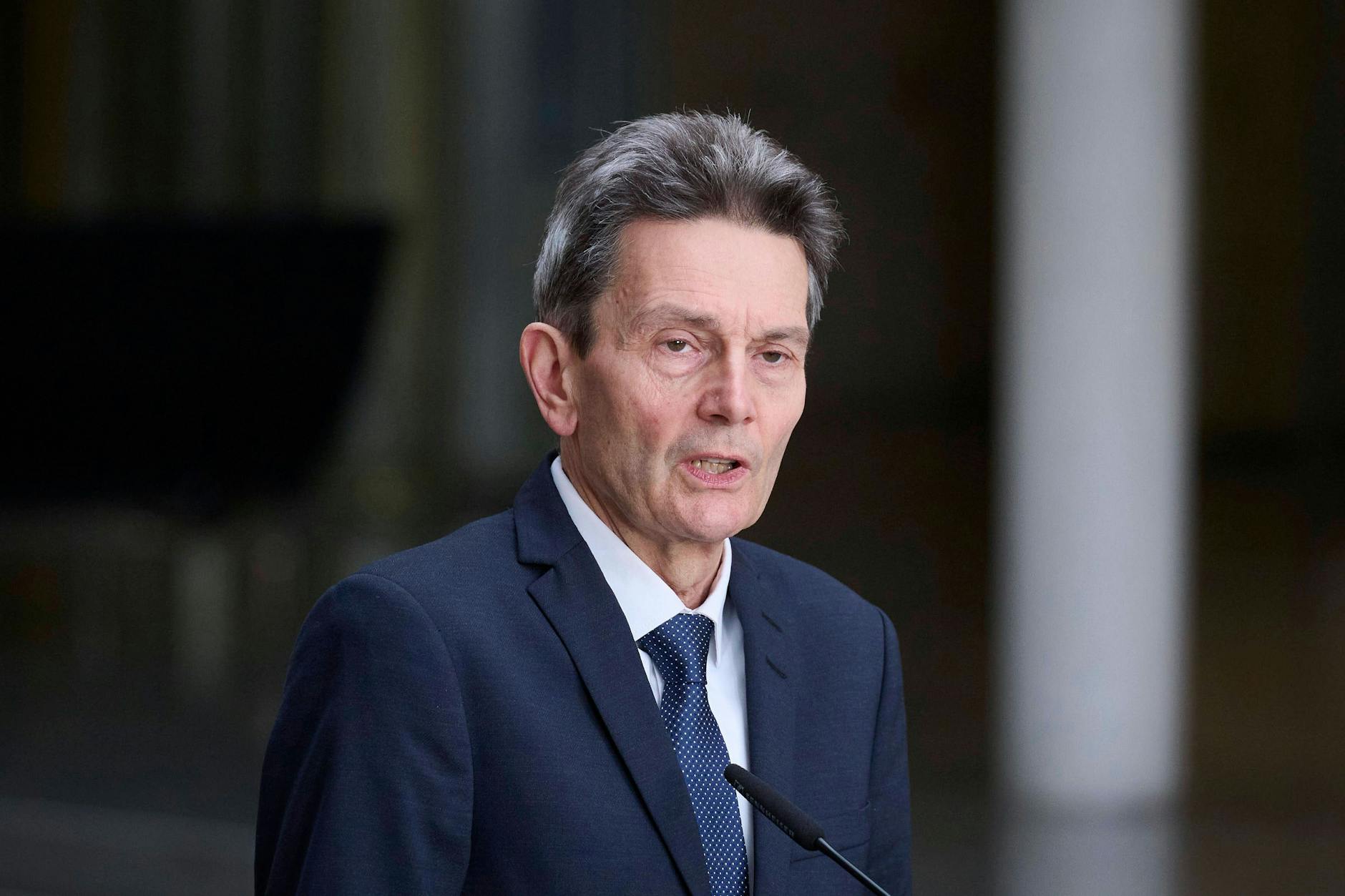 SPD-Fraktionschef Rolf Mützenich kritisiert Außenministerin Annalena Barbock wegen ihrer jüngsten Äußerung zum Ukraine-Krieg.