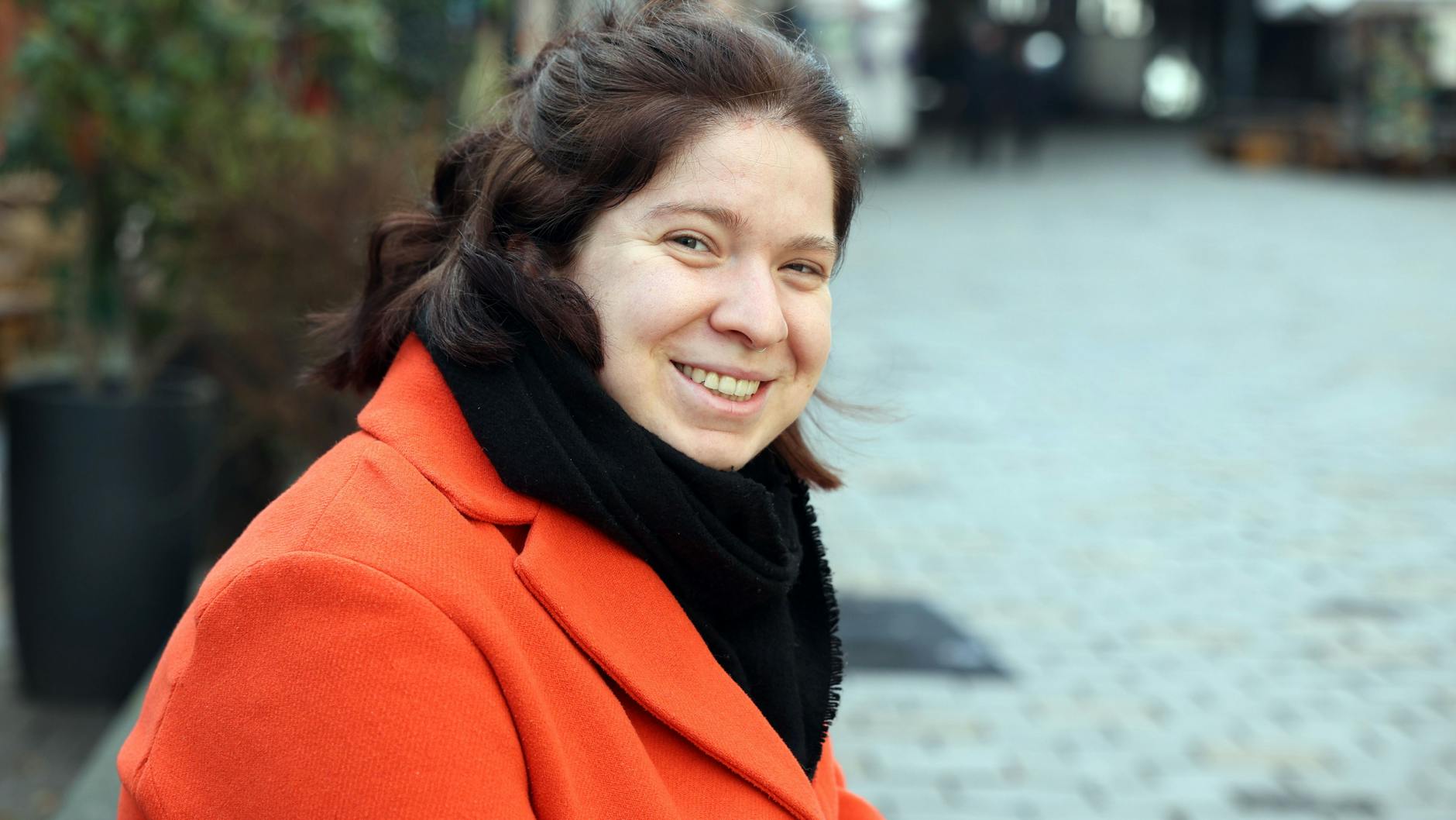 Marie Göhring (22) aus Wilmersdorf müsse nicht knapsen, weil sie viel arbeitet, sagt sie. „Aber früher war ich öfter Klamotten shoppen, jetzt kaufe ich Second Hand. Wegen Corona war ich auch nicht mehr so viel in Bars, man hat sich zuhause getroffen, ist auch billiger. Das Gesparte gebe ich jetzt für eine Reise aus, es geht nach Spanien.“