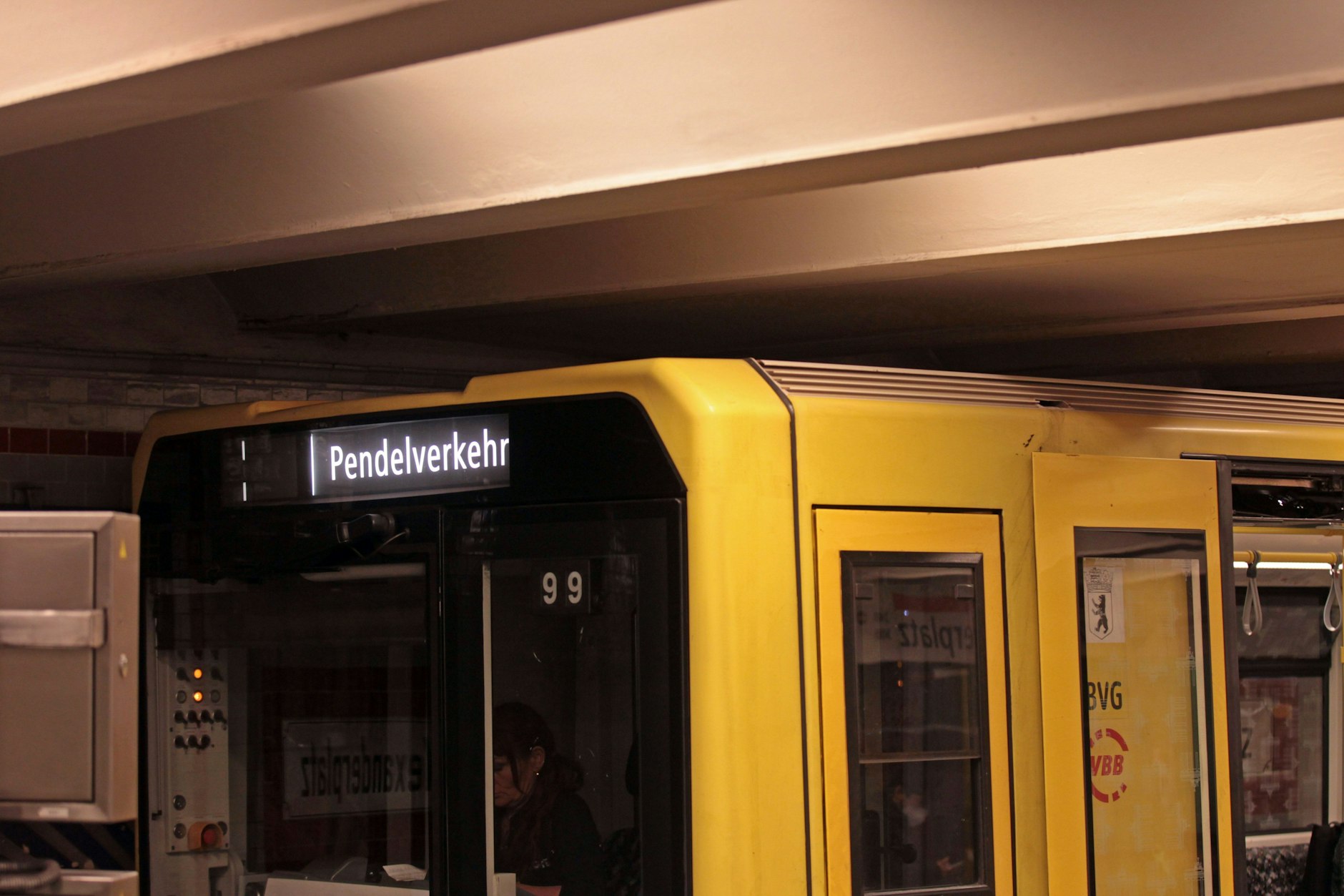 Seit Monaten ist die U2 unterbrochen, weil ein Hochhausbau offenbar zu Schäden am Tunnel geführt hat. Nun soll ein spezielles Einspritzverfahren das abgesenkte Bauwerk wieder anheben, damit die Züge wieder normal rollen können.