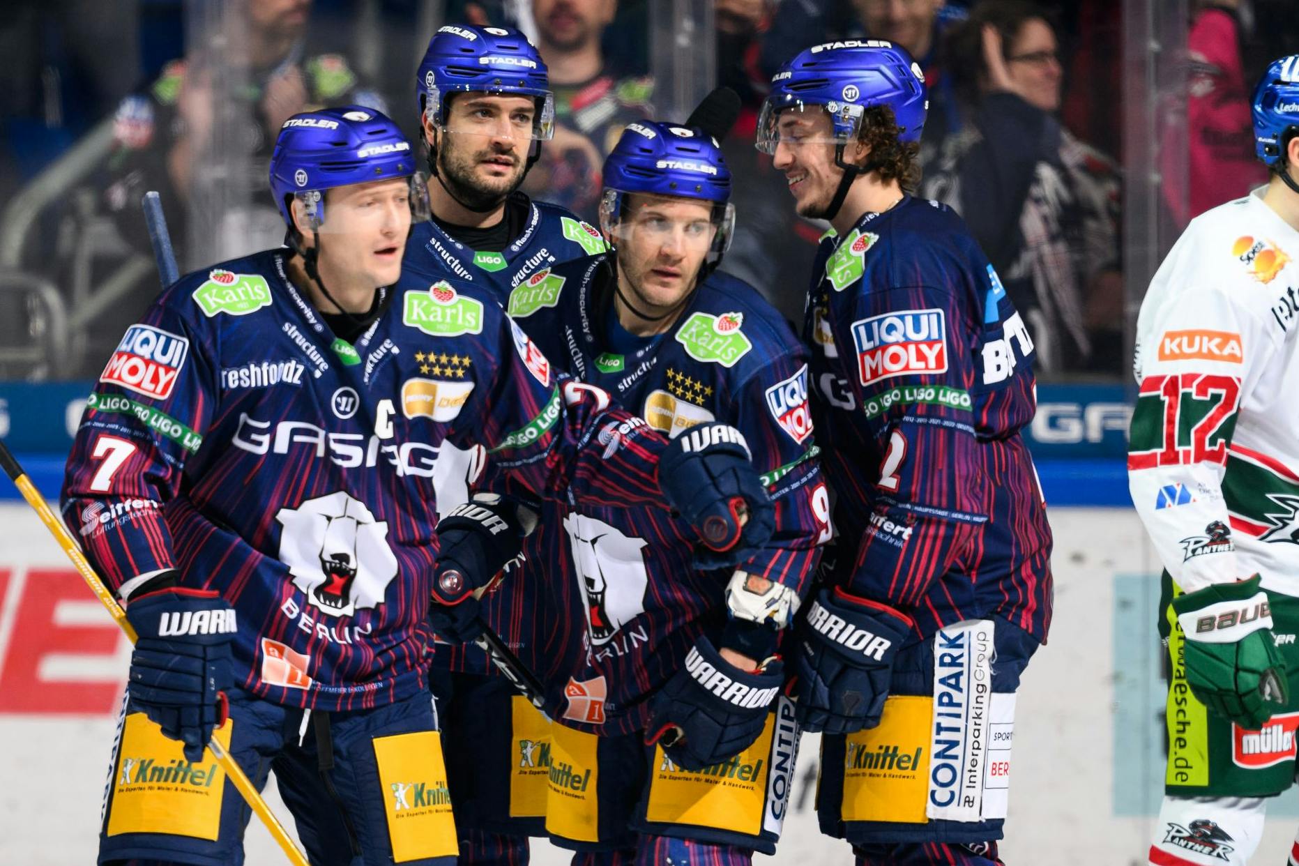 Doppelpacker Matt White (3.v.l.) lässt sich von den Eisbären-Kollegen nach seinem Tor zum 2:1 beglückwünschen.