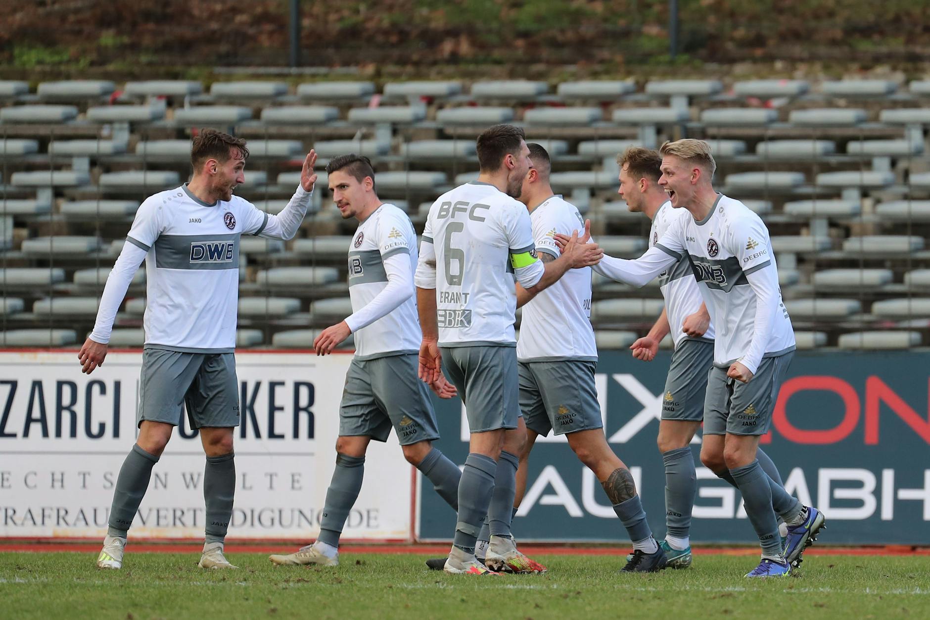 Torjubel: Die Spieler des BFC Dynamo feiern das 2:0 durch Joey Breitfeld im Poststadion gegen den BAK.