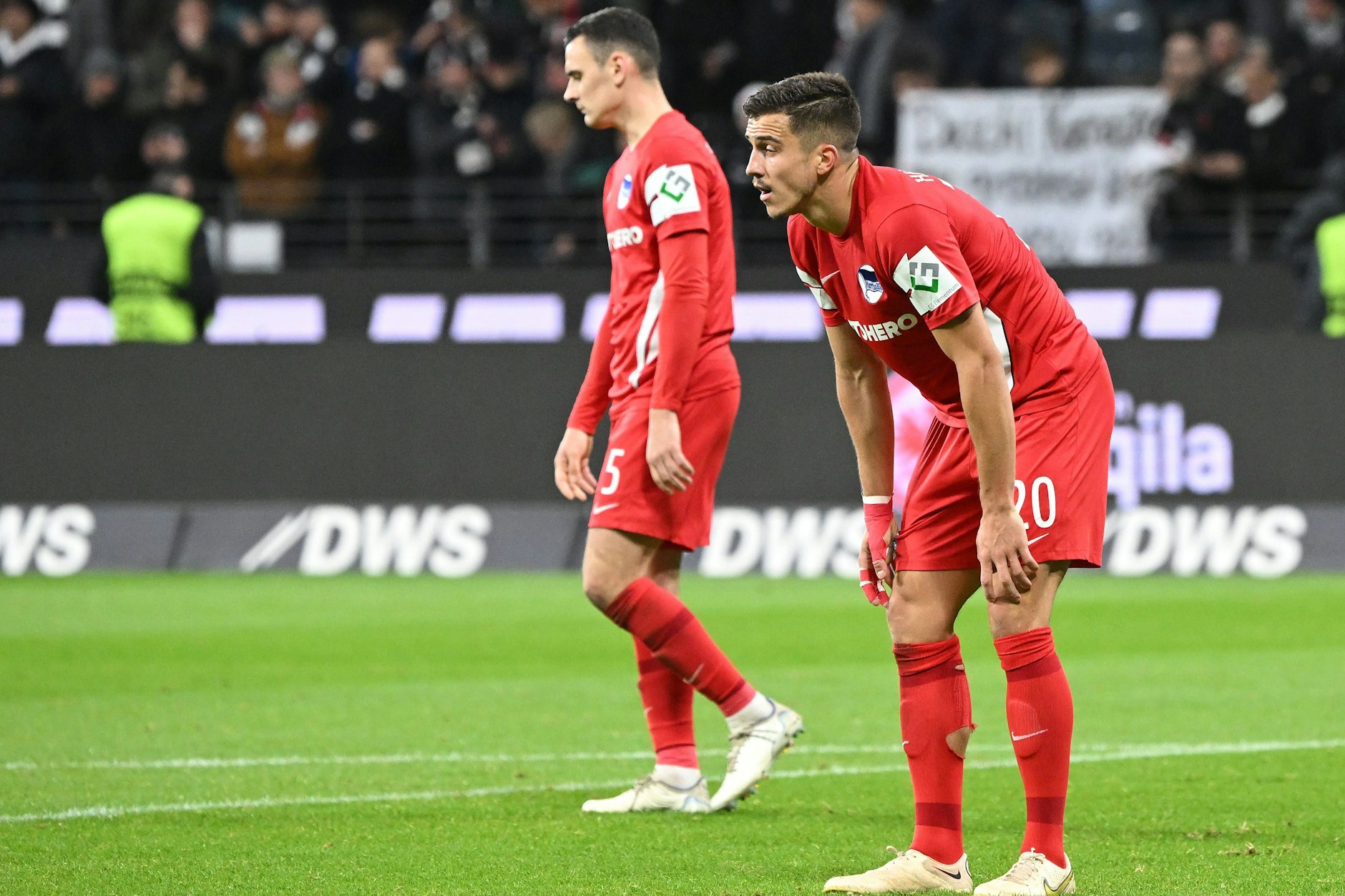 Herthas Innenverteidiger-Duo Marc Kempf (r.) und Filip Uremovic waren nach dem 0:3 in Frankfurt total geknickt.&nbsp;