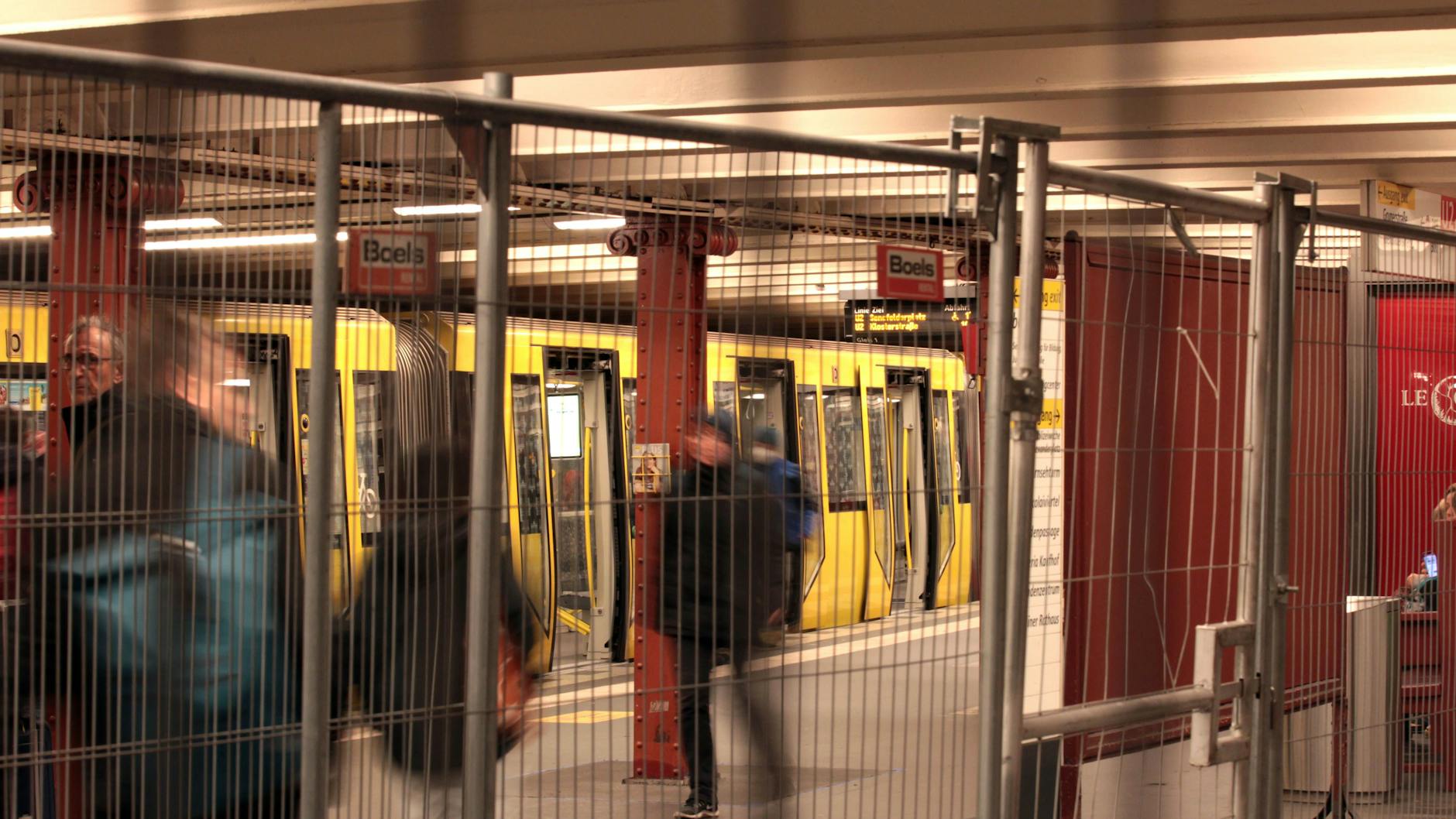U2-Chaos am Alex seit Oktober: Alle 15 Minuten fährt nur eine Bahn zwischen Klosterstraße und Senefelder Platz hin und her.