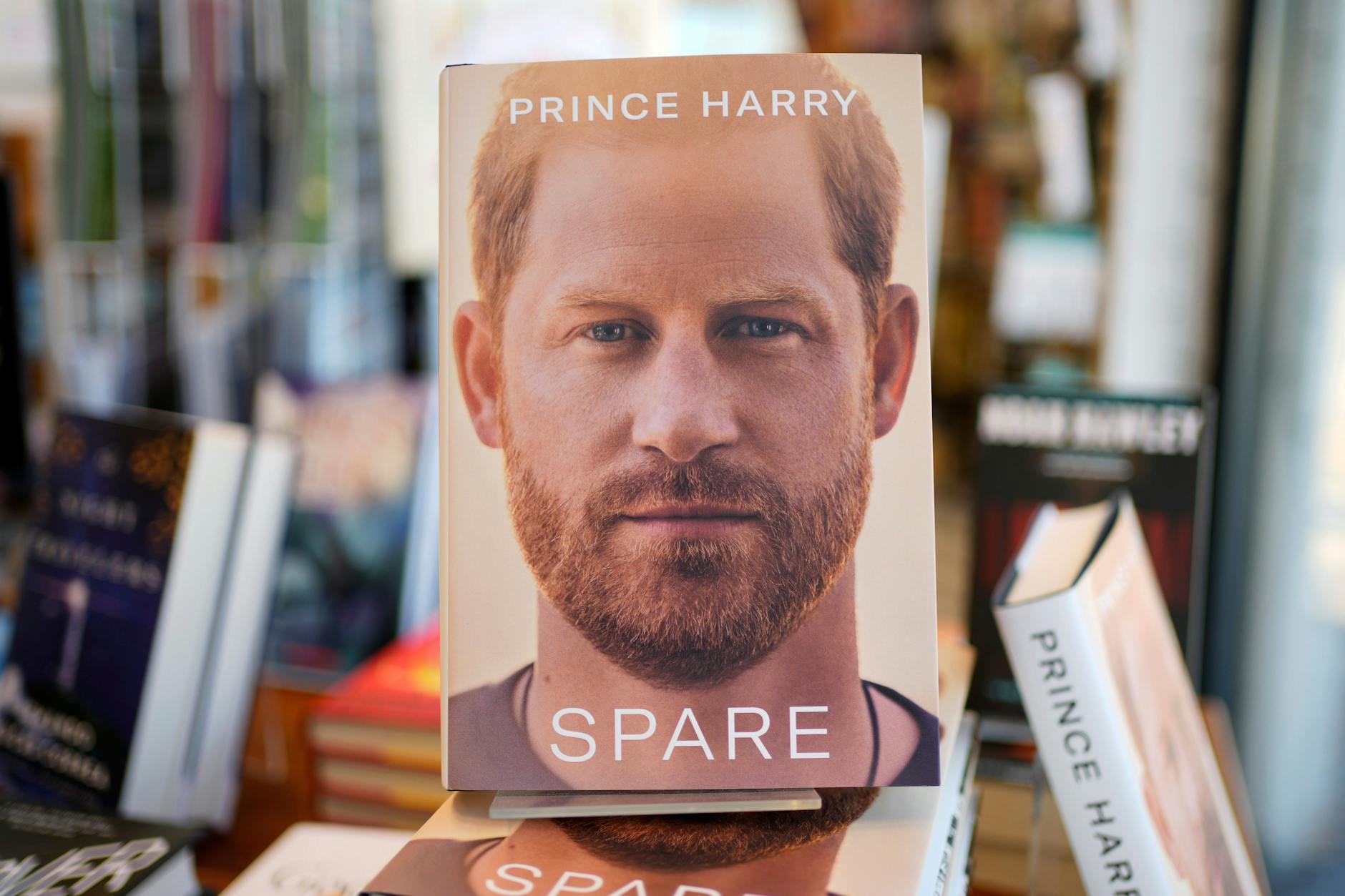 Hat sich nicht nur Freunde gemacht mit seiner Autobiografie „Spare“ (dt. „Reserve“): Prinz Harry.