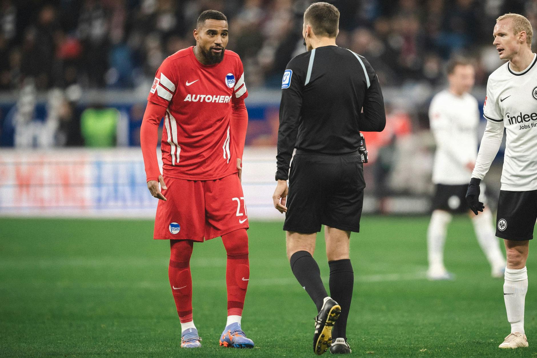 Herthas Kapitän Kevin-Prince Boateng hat Schiedsrichter Robert Hartmann während des Spiels bei Eintracht Frankfurt was zu sagen.