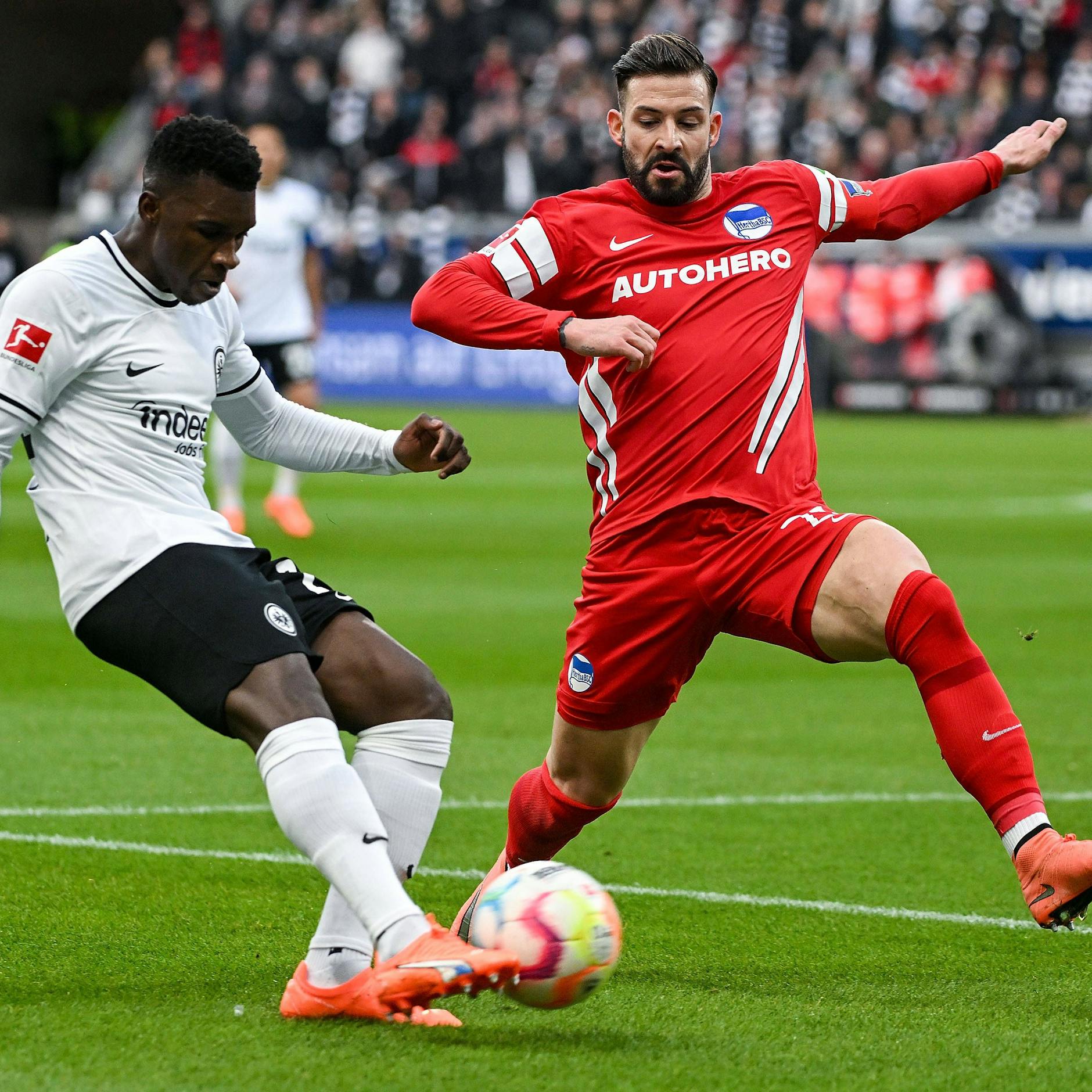 Herthas Kapitän Marvin Plattenhardt will Frankfurts Aurelio Buta stoppen.