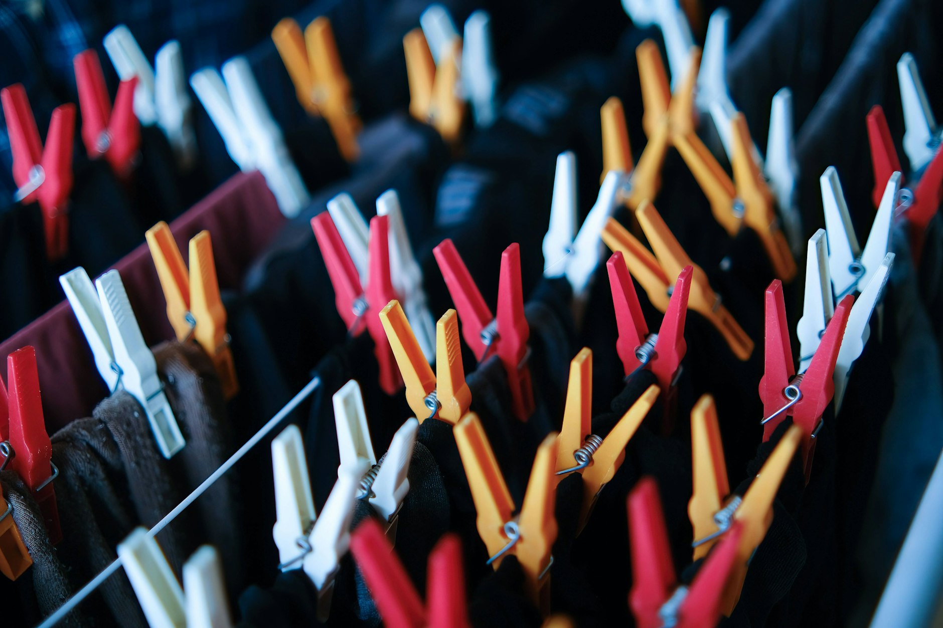 Wie bekommt man Wäsche im Winter schnell trocken? Welche Tricks Sie beim Aufhängen beachten sollen, erfahren Sie hier.