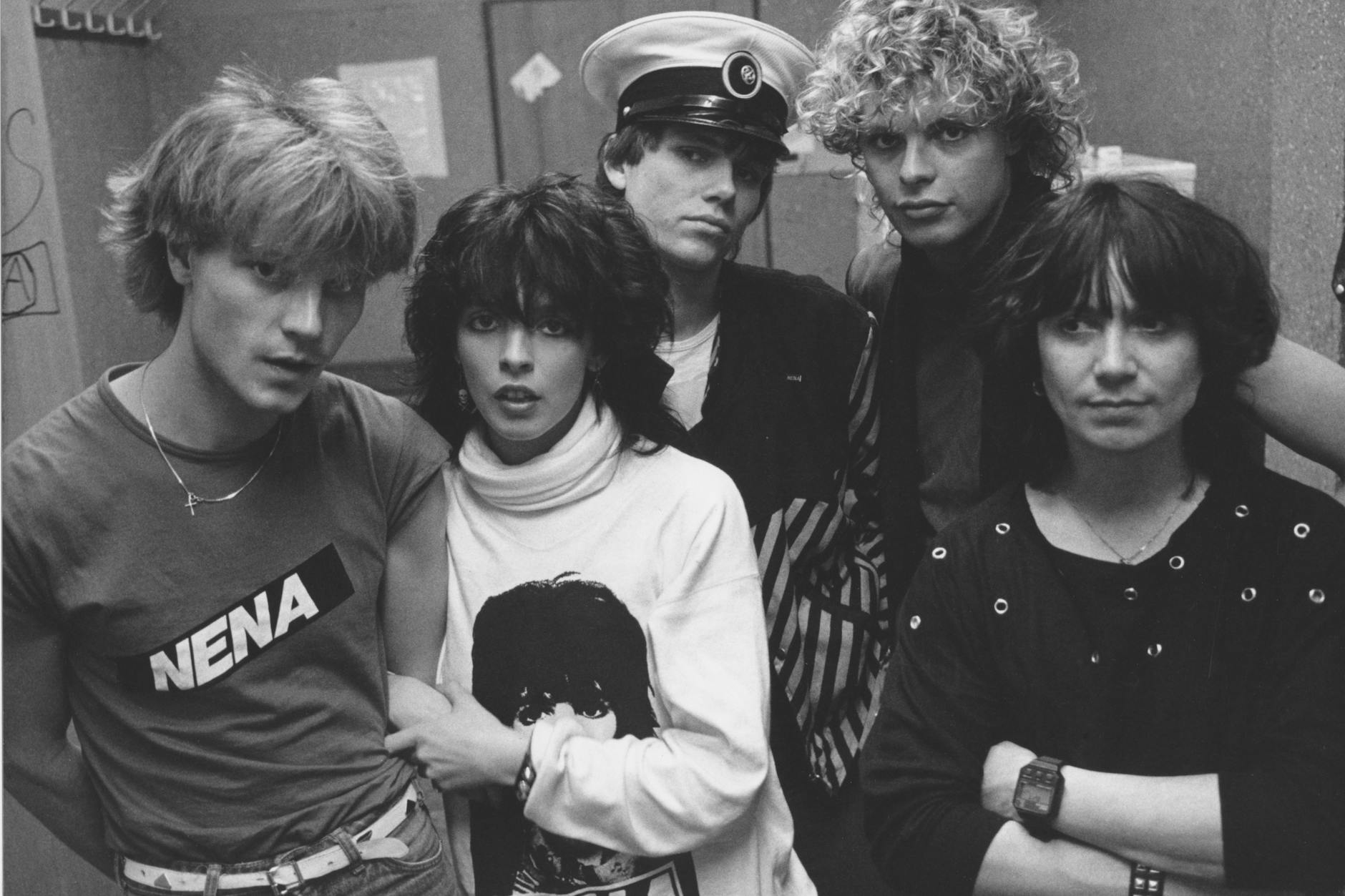 Die deutsche Popsängerin Nena (2.v.l.) mit ihrer Band: Rolf Brendel (Schlagzeug, l.), Jürgen Demel (Bass, M), Uwe Fahrenkrog-Petersen (Tasteninstrumente, 2.v.r.) und Carlo Karges (Gitarre).