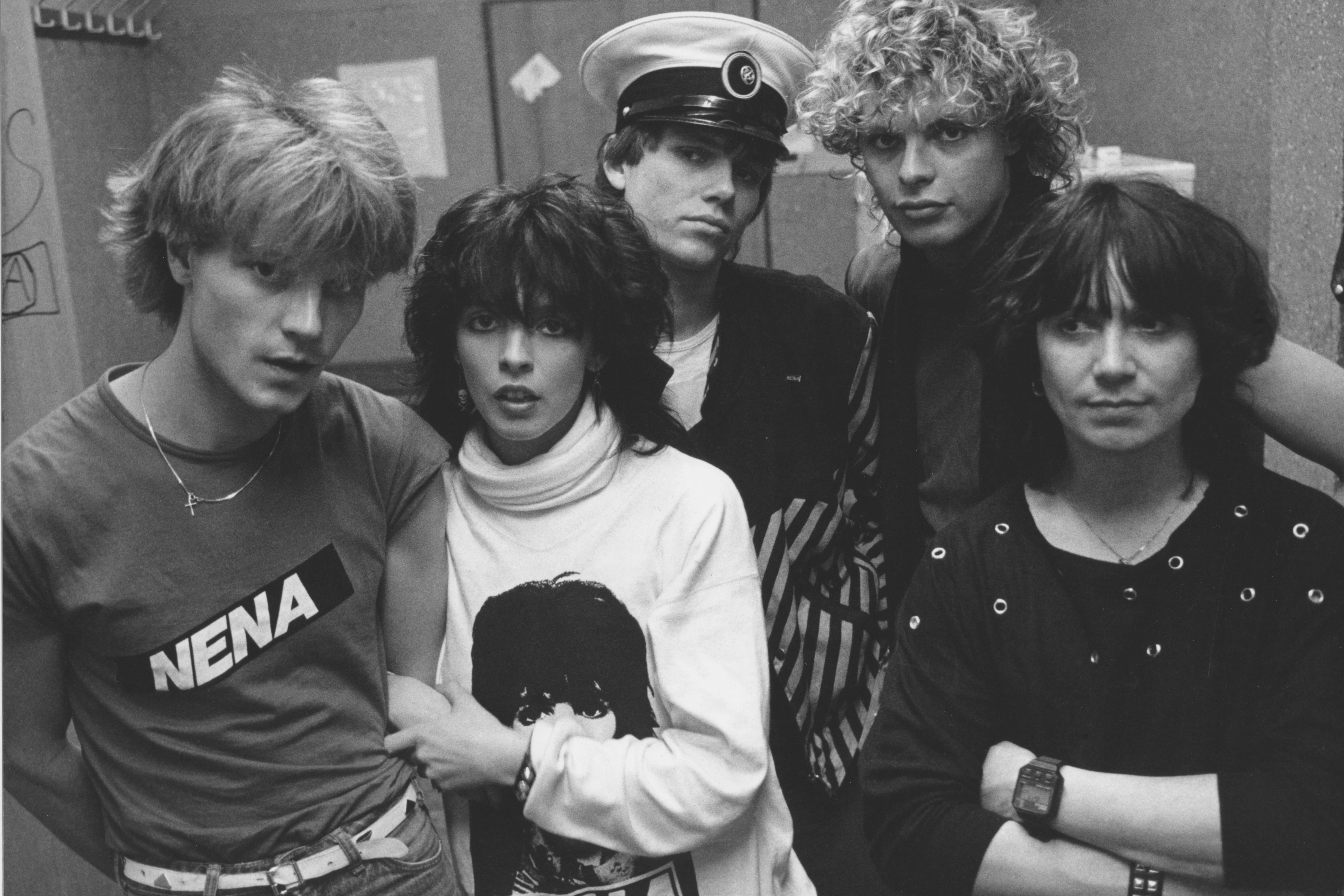Die deutsche Popsängerin Nena (2.v.l.) mit ihrer Band: Rolf Brendel (Schlagzeug, l.), Jürgen Demel (Bass, M), Uwe Fahrenkrog-Petersen (Tasteninstrumente, 2.v.r.) und Carlo Karges (Gitarre).