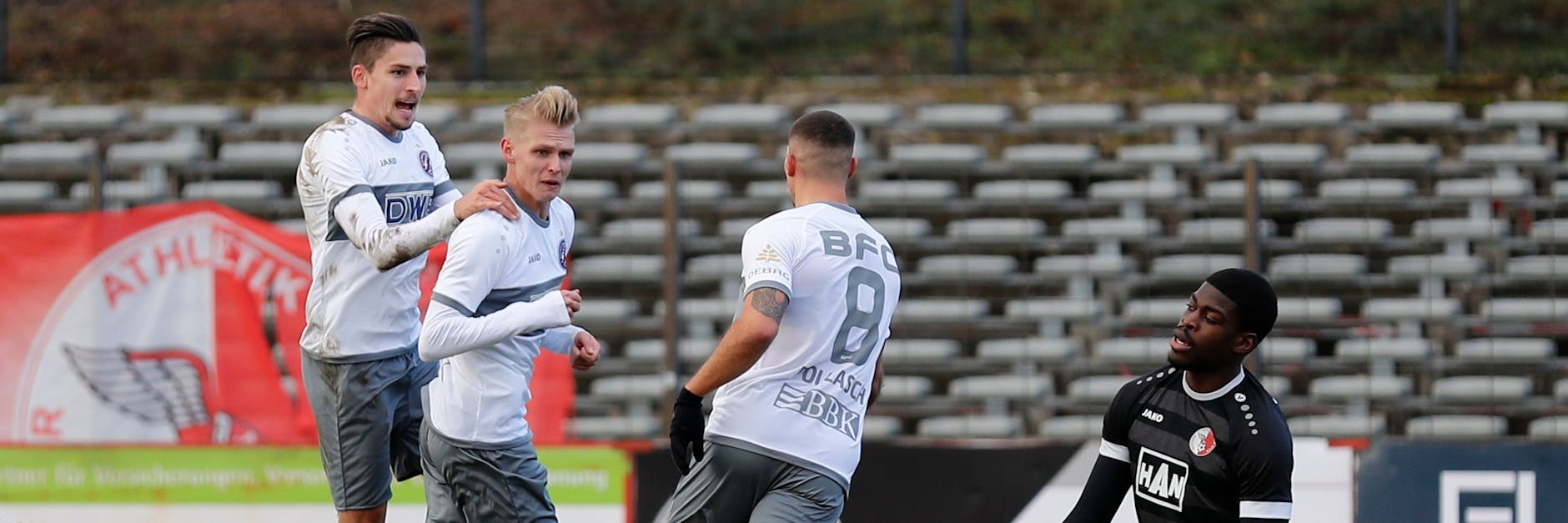 Treffer, versenkt: Die BFC-Kicker Alexander Siebeck (l.) und Andreas Pollasch bejubeln das 2:0 durch Joey Breitfeld (M). 