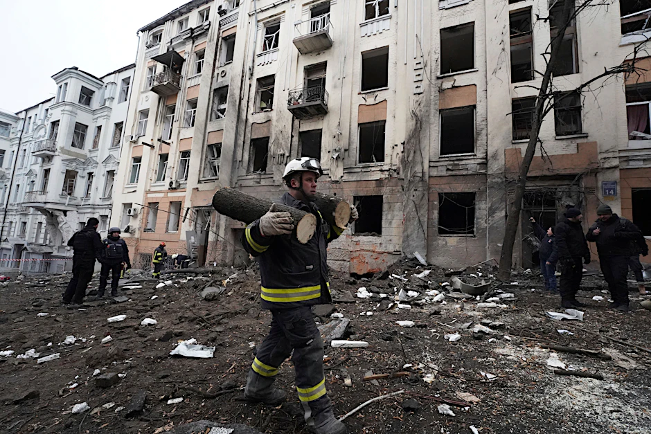 Rettungskräfte tragen Trümmer vor einem Wohnhaus in Charkiw weg, das von einer russischen Rakete getroffen wurde.&nbsp;