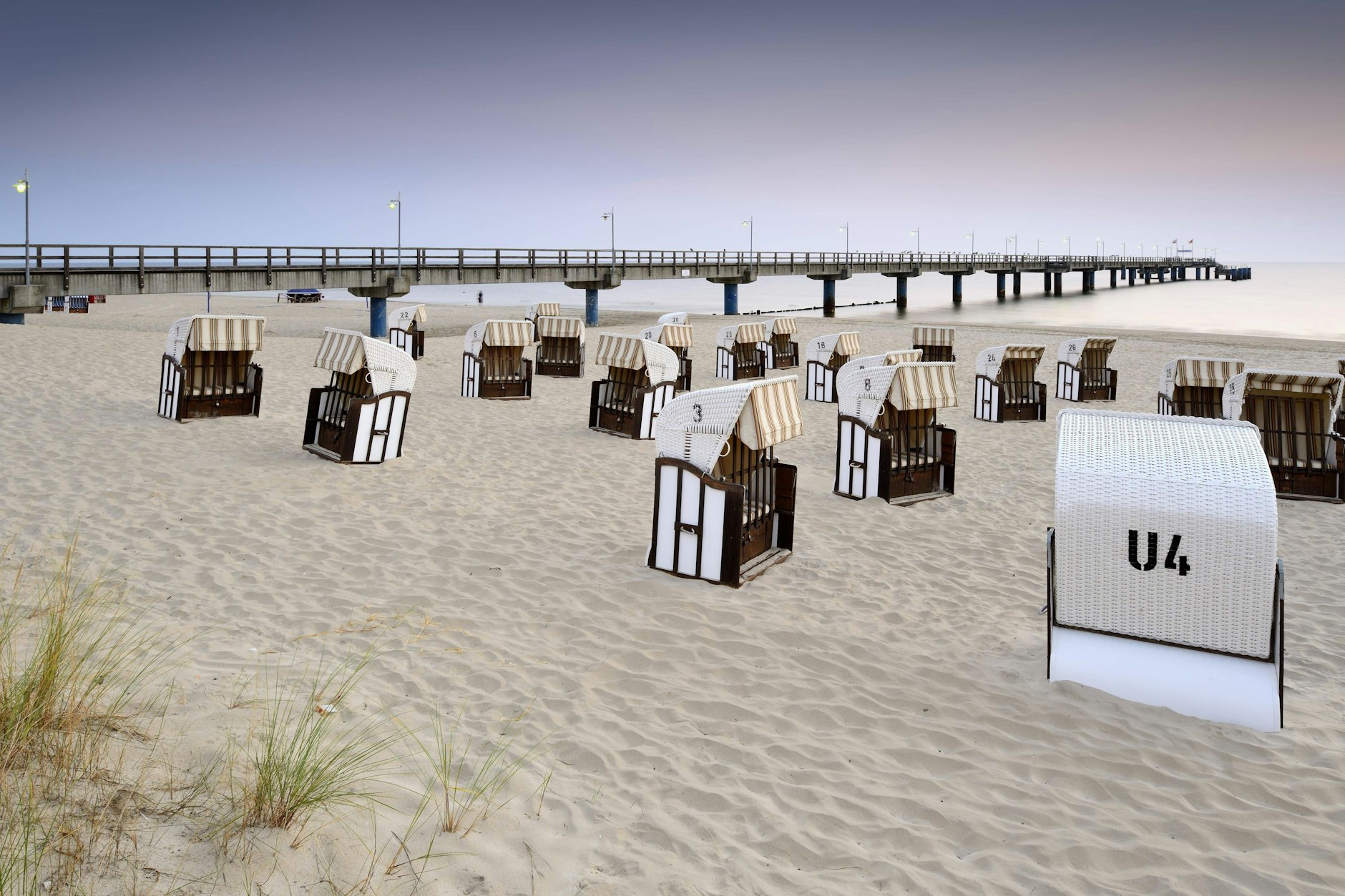 Strandkörbe stehen im Ostseebad Bansin - schon jetzt gehen immer mehr Reservierungen für den Sommer ein.
