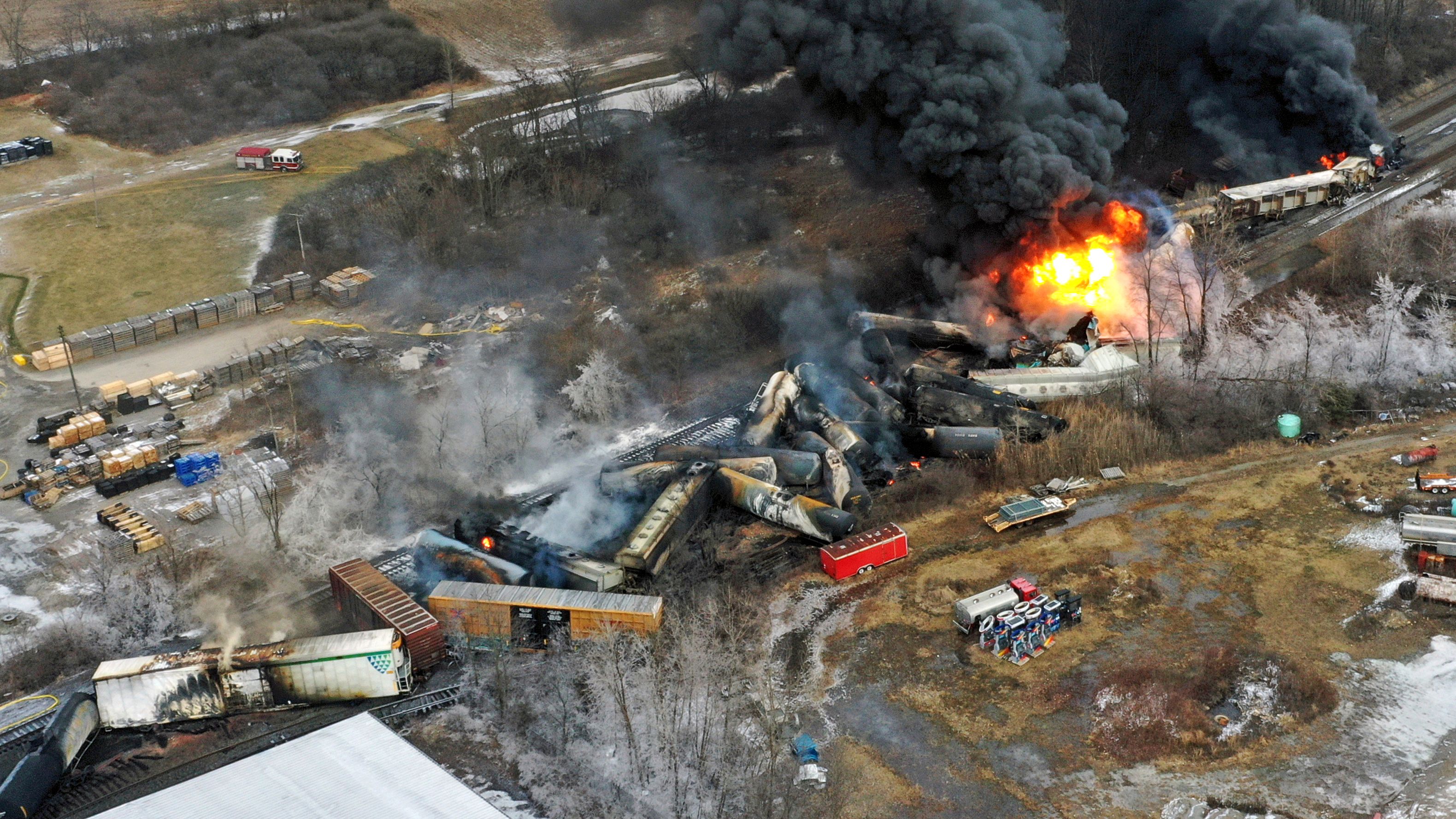 Image - USA: Großbrand nach Zugunglück in Ohio – 50 Waggons entgleist