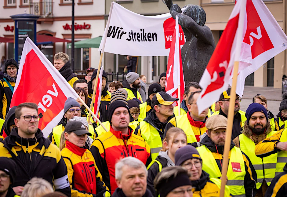 Mitarbeiter der Post bei einer Protestkundgebung in Rostock.&nbsp;