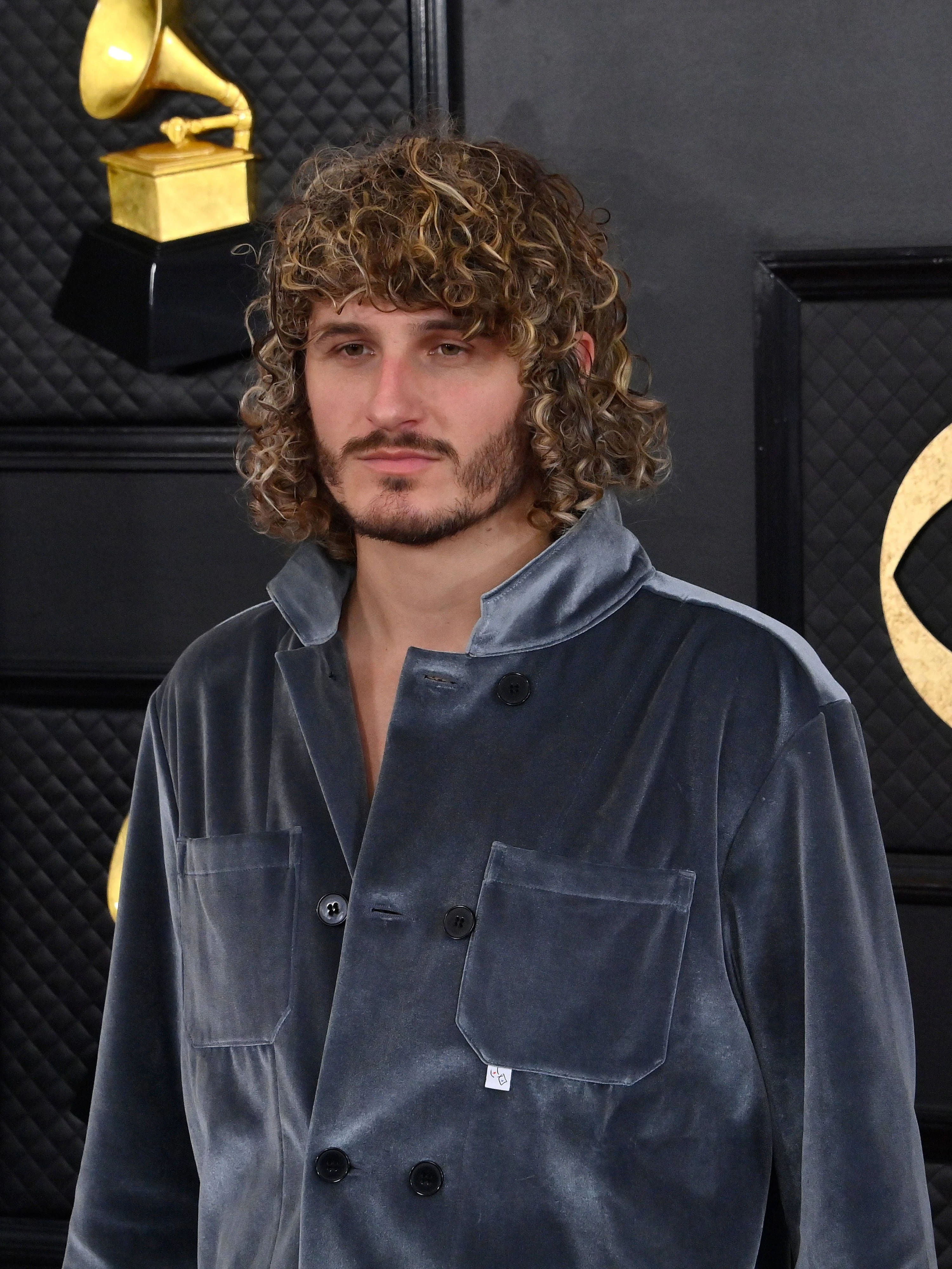 <strong>FLOP:</strong> Nur zu gerne wäre Rutger van Woudenberg wohl im Jogginganzug auf die Grammys gekommen. So richtig getraut hat er sich aber nicht. Der wirklich schwierige Kompromiss: Ein Anzug aus Nicki-Stoff, dem flauschigen Material, aus dem normalerweise nur Kuscheltiere und eben Joggingbuchsen gefertigt werden. Da wäre ein tatsächlicher Trainingsanzug fast schon die bessere Wahl gewesen.
