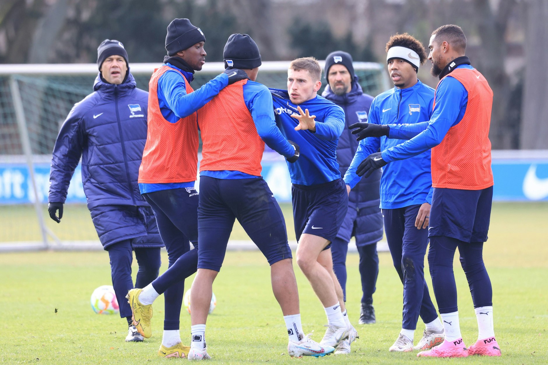 Dass Hertha BSC noch lebt, sah man am Sonntag im Training: Jonjoe Kenny (r.) und Jessic Ngankam gerieten kurzzeitig aneinander.