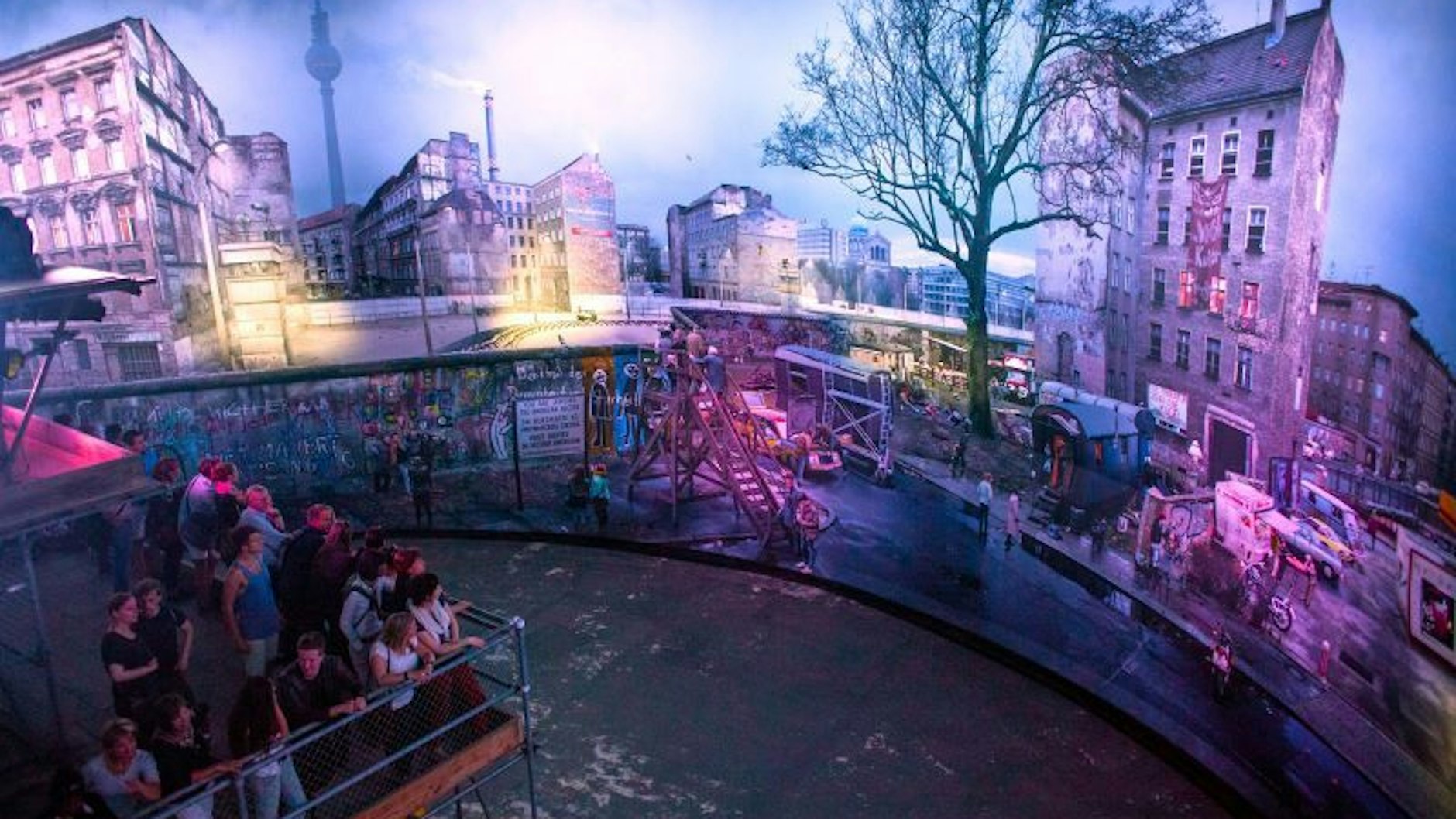 Die 4 Meter hohe Besucherplattform mit Blick auf eine typische Szenerie an der Mauer zur damaligen Zeit.