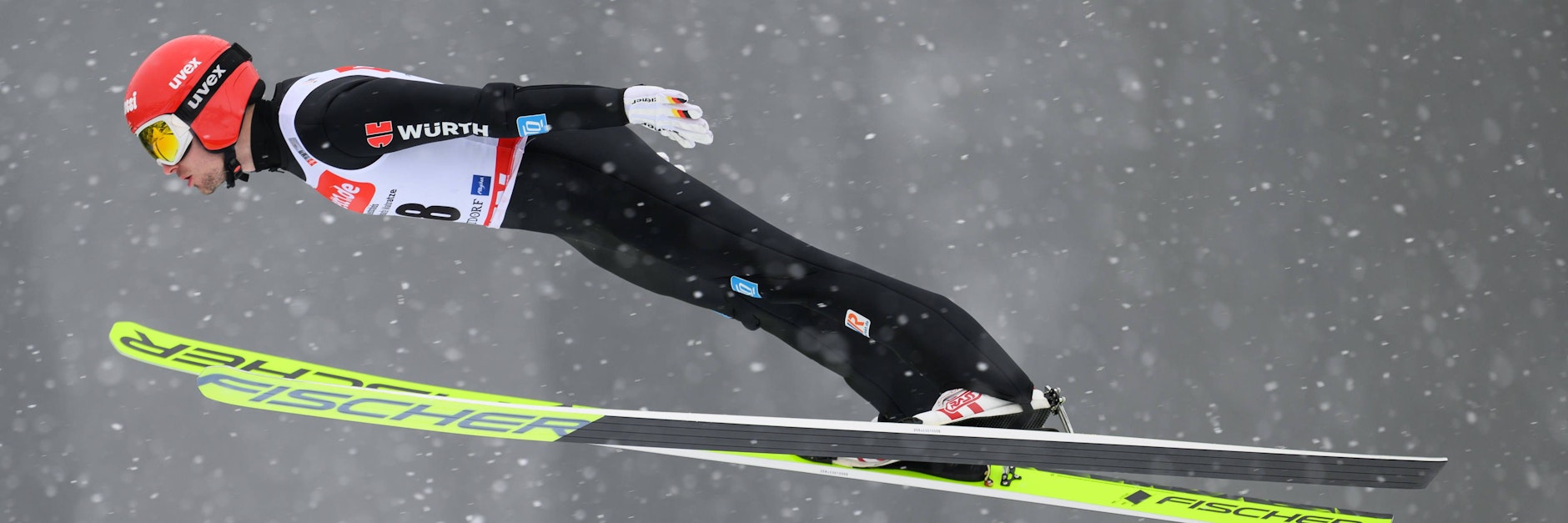 Ein (zu) weiter Anzug verleiht Flügel. Tricksereien und Pfusch bei der Anzugskontrolle sollen beim Skispringen gang und gäbe sein.