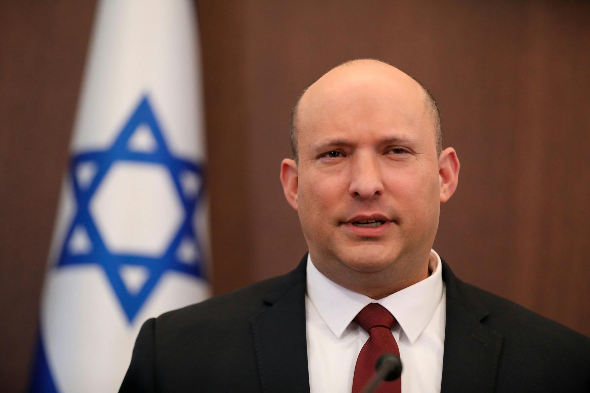 Naftali Bennett, damaliger Premierminister von Israel, leitet eine Kabinettssitzung. Kremlchef Putin hat dem ehemaligen israelischen Ministerpräsident Naftali Bennett nach dessen Angaben zu Beginn des Ukraine-Krieges versprochen, den ukrainischen Präsidenten Selenskyj nicht zu töten.