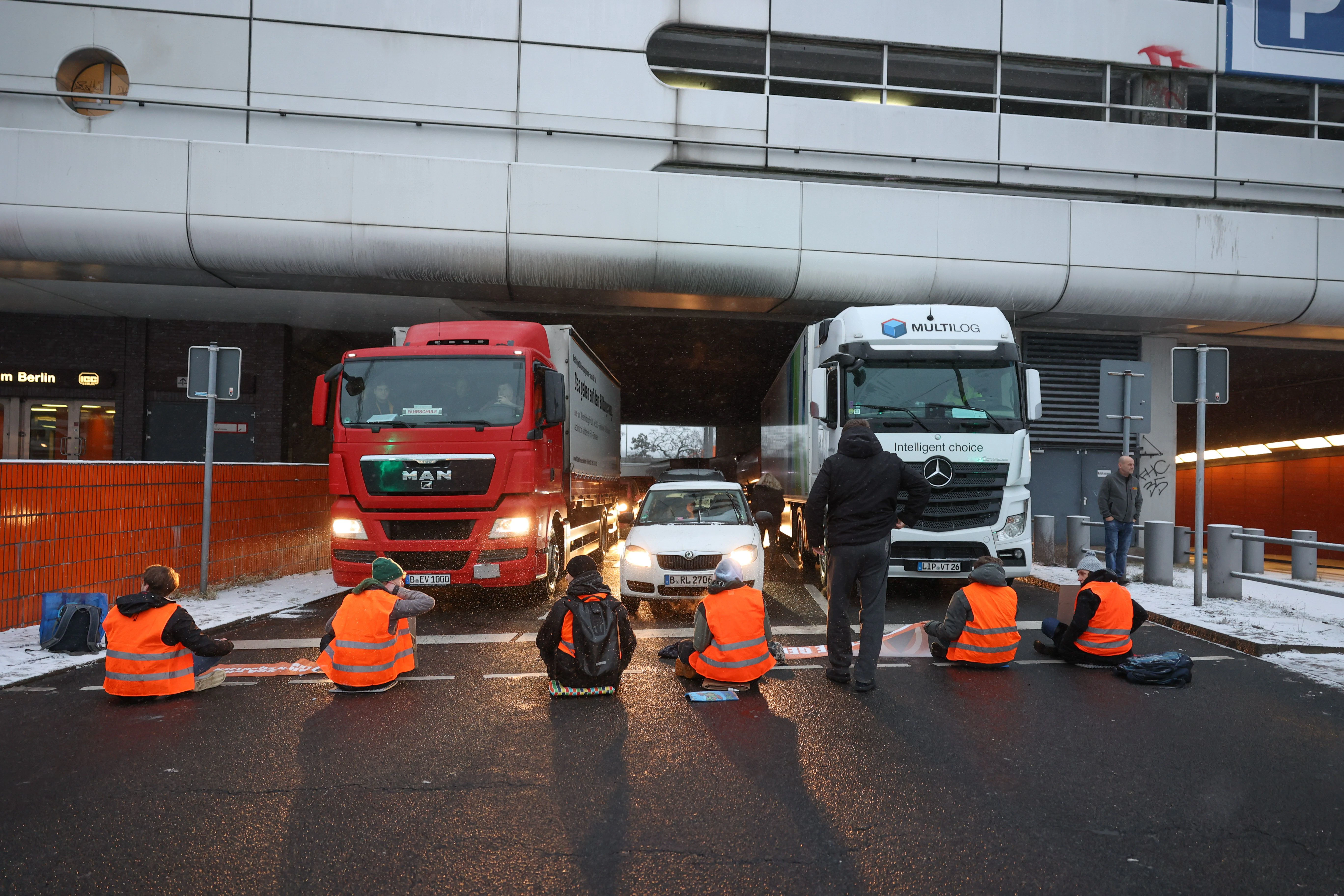 An der Autobahnausfahrt A100 und A115 haben sich gegen am Morgen mehrere Aktivisten der letzten Generation festgeklebt.