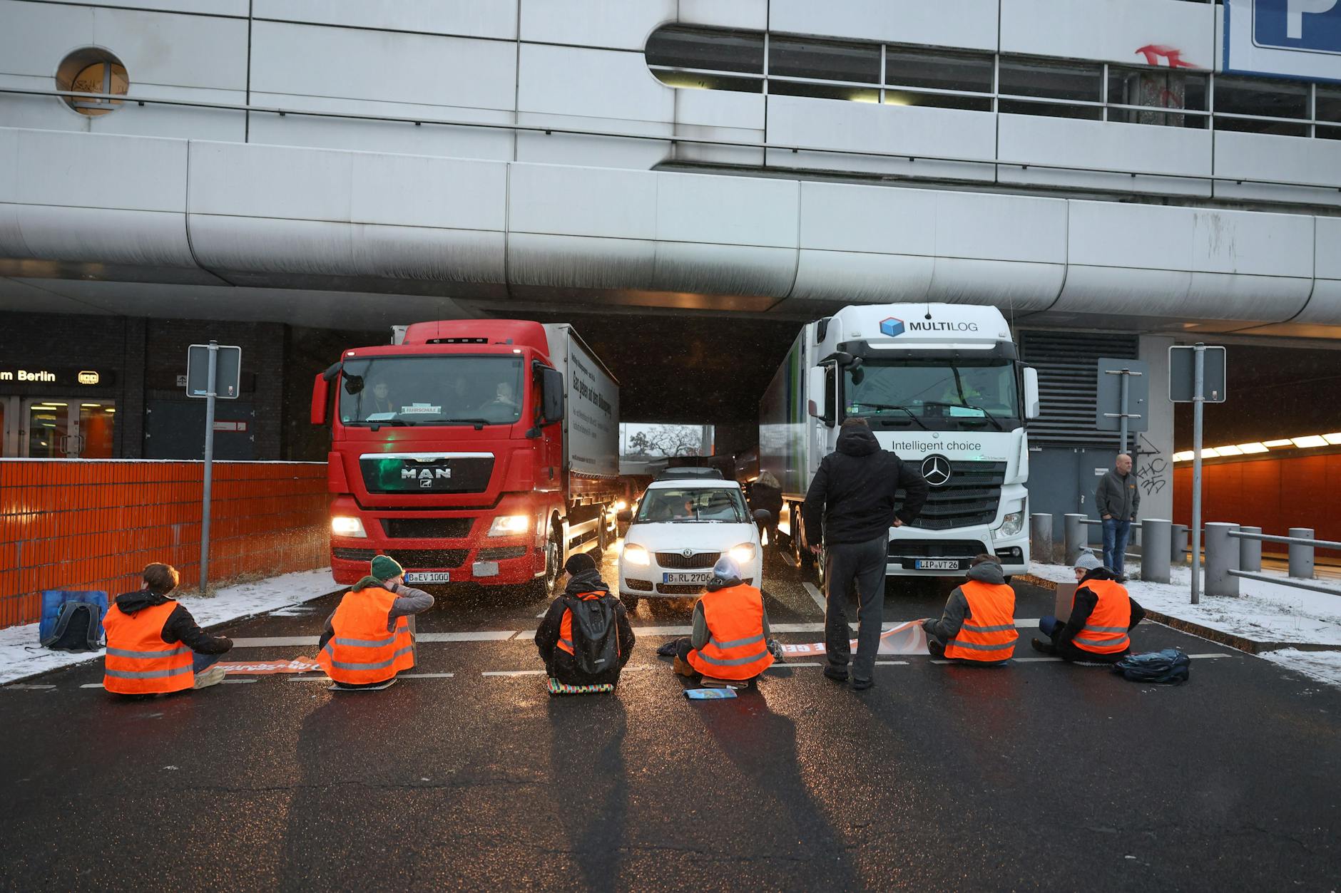 Mitglieder der Letzten Generation blockieren Autobahnauffahrten in Berlin, hier Anfang Februar.