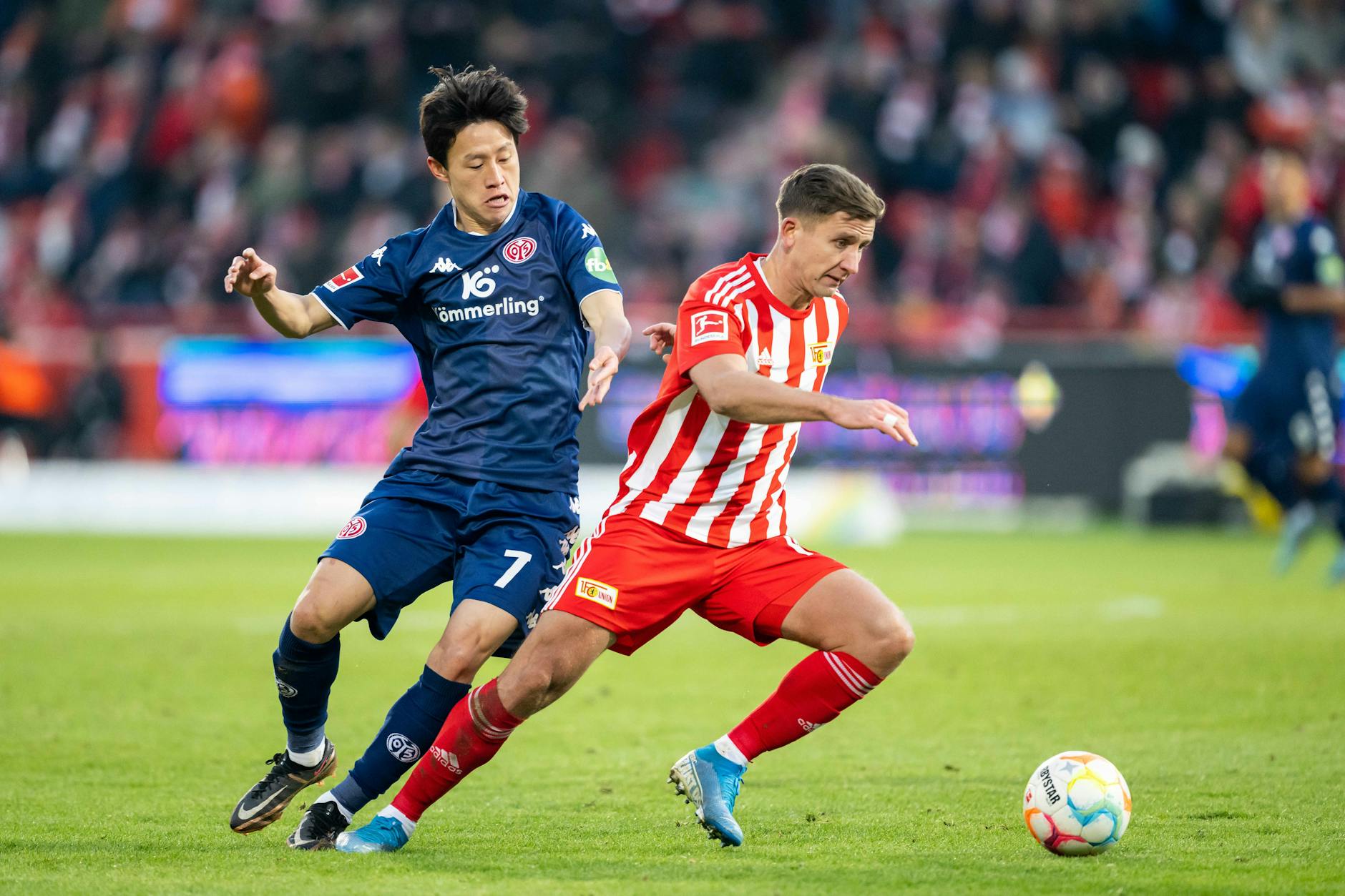 Paul Seguin (r., hier gegen den Mainzer Lee) bereitete am Sonnabend den Führungstreffer von Kevin Behrens vor.