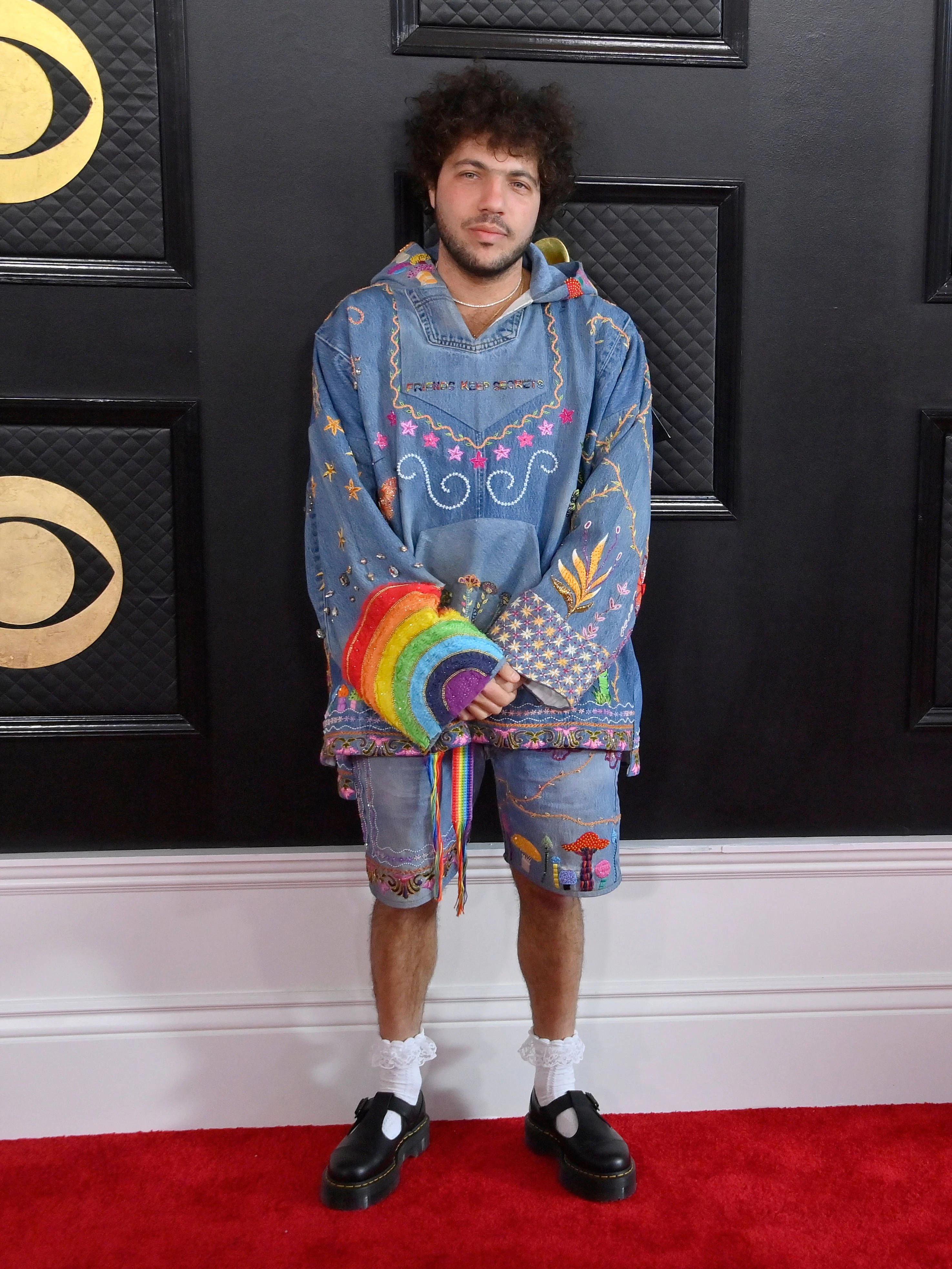 <strong>FLOP:</strong> „Der kleine Benny möchte aus dem Spieleparadies abgeholt werden.“ So oder so könnte die Überschrift für diesen infantilen Denim-Look lauten. Nur ist man hier ja gar nicht bei Ikea auf einen Samstag – das sind die Grammys, Gott verdammt! Völlig unbegreiflich, warum sich der Musikproduzent trotzdem für dieses Kindergarten-Ensemble entschieden hat.