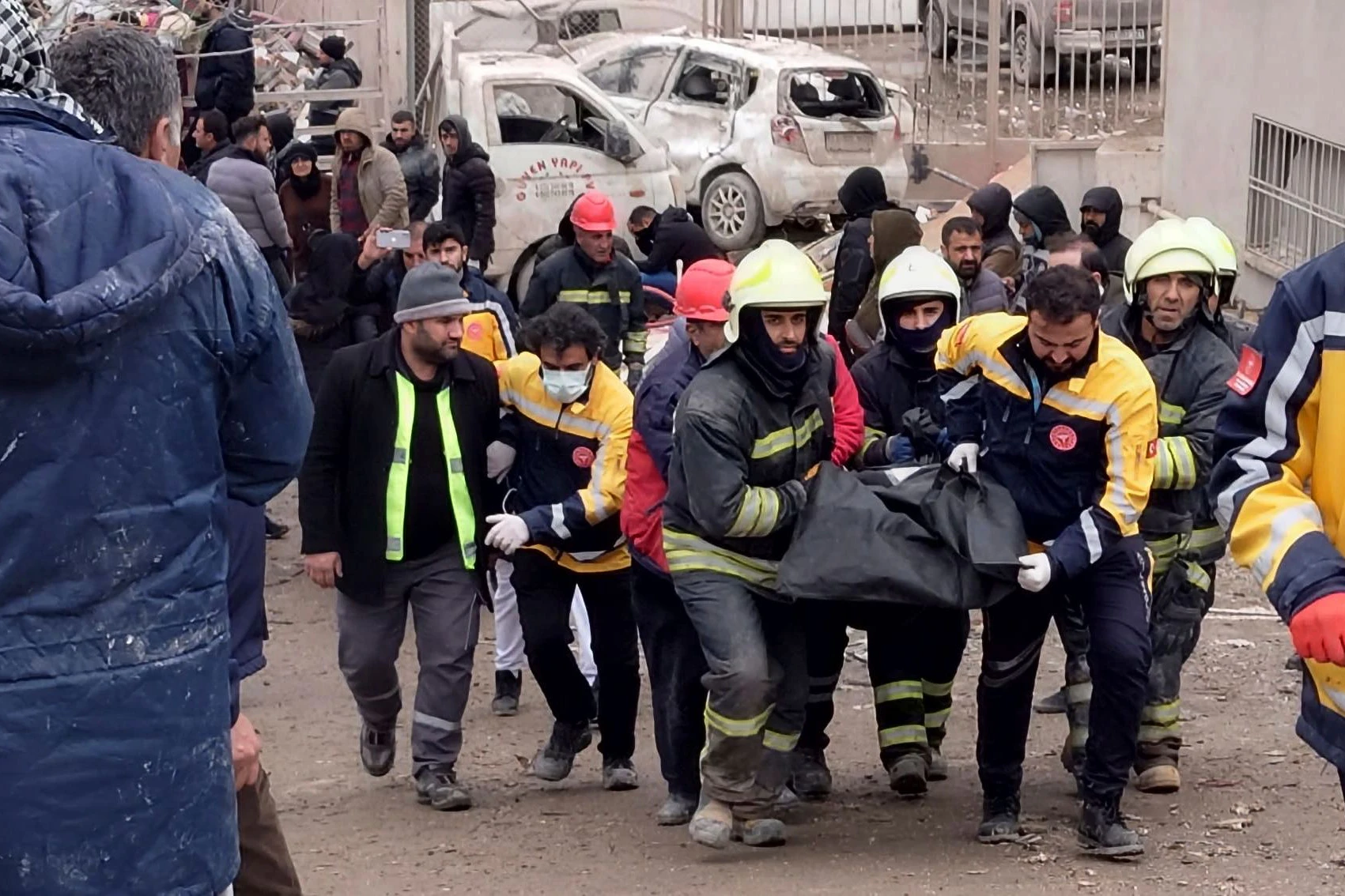In Diyarbakir tragen&nbsp; Feuerwehrleute tragen die Leiche eines Opfers. Die Zahl der Opfer steigt immer weiter an.