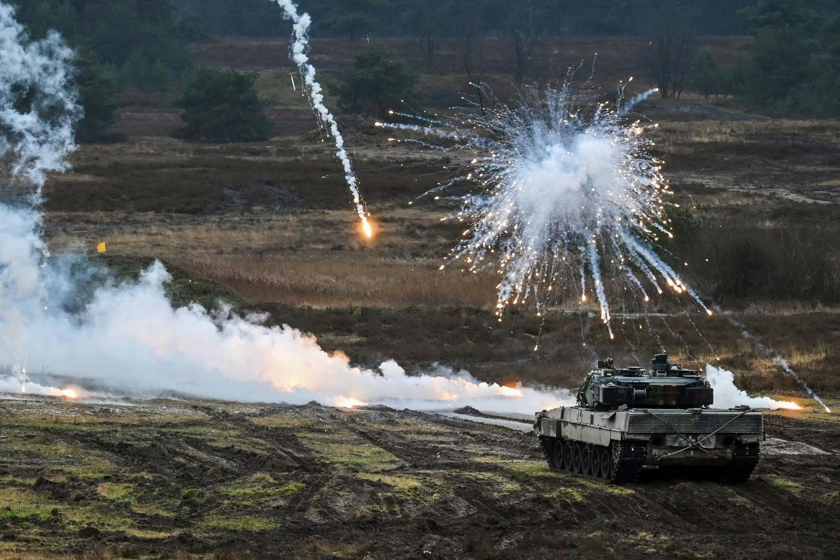 Ein Leopard 2 A6 des Panzerbataillons 203 der Bundeswehr auf einem Truppenübungsplatz