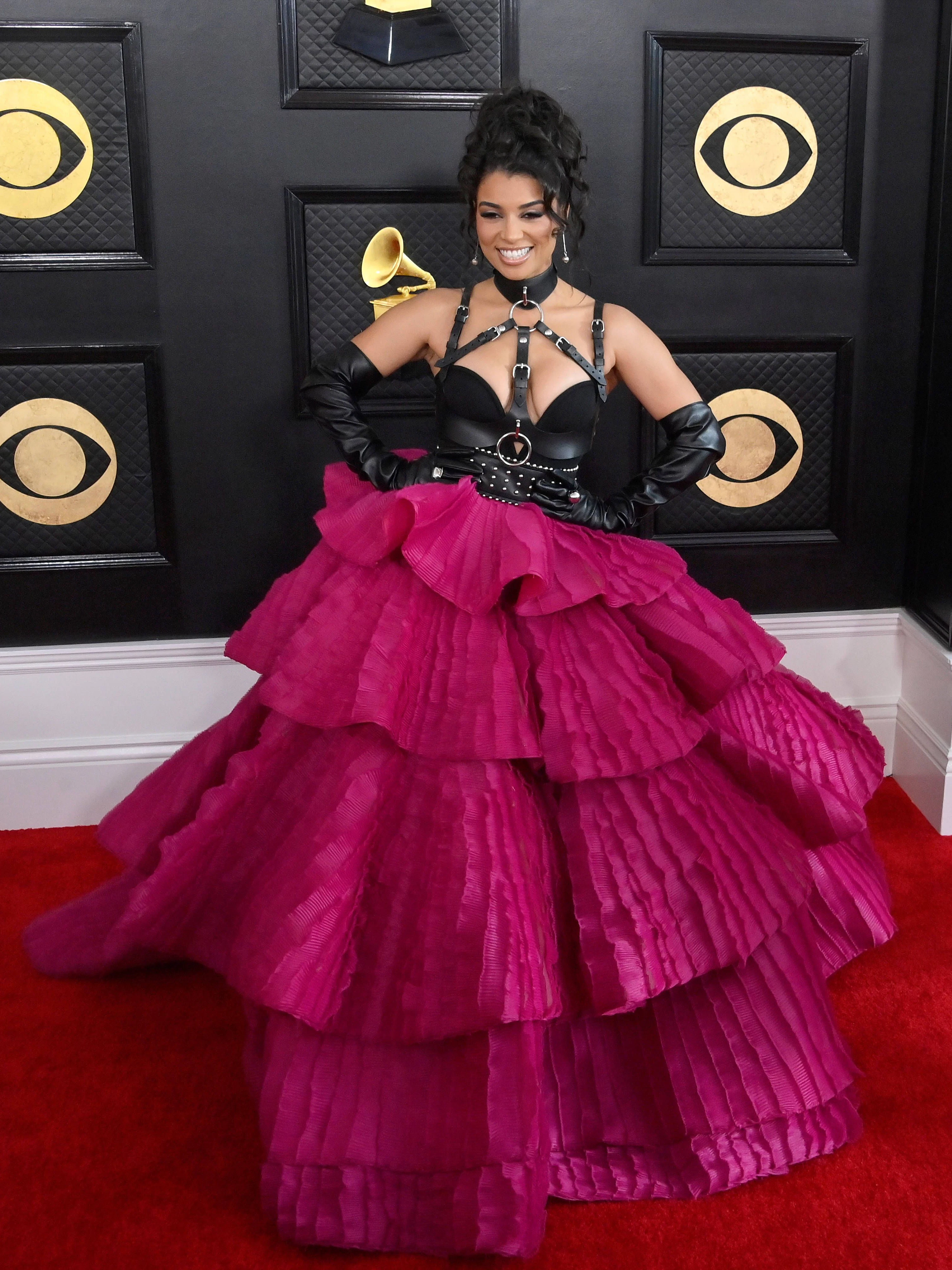<strong>FLOP:</strong> Womöglich konnte sich Hannah Monds einfach nicht entscheiden, ob sie den roten Teppich lieber als herrische Domina oder doch eher als liebliche Prinzessin betreten sollte. Unglücklicherweise entschied sich die R&B-Sängerin für einen befremdlichen Mittelweg: Das Top als markantes Bondage-Piece gestaltet, springt die Robe nach unten hin zum pinken Ballkleid auf. Oben pfui, unten hui.