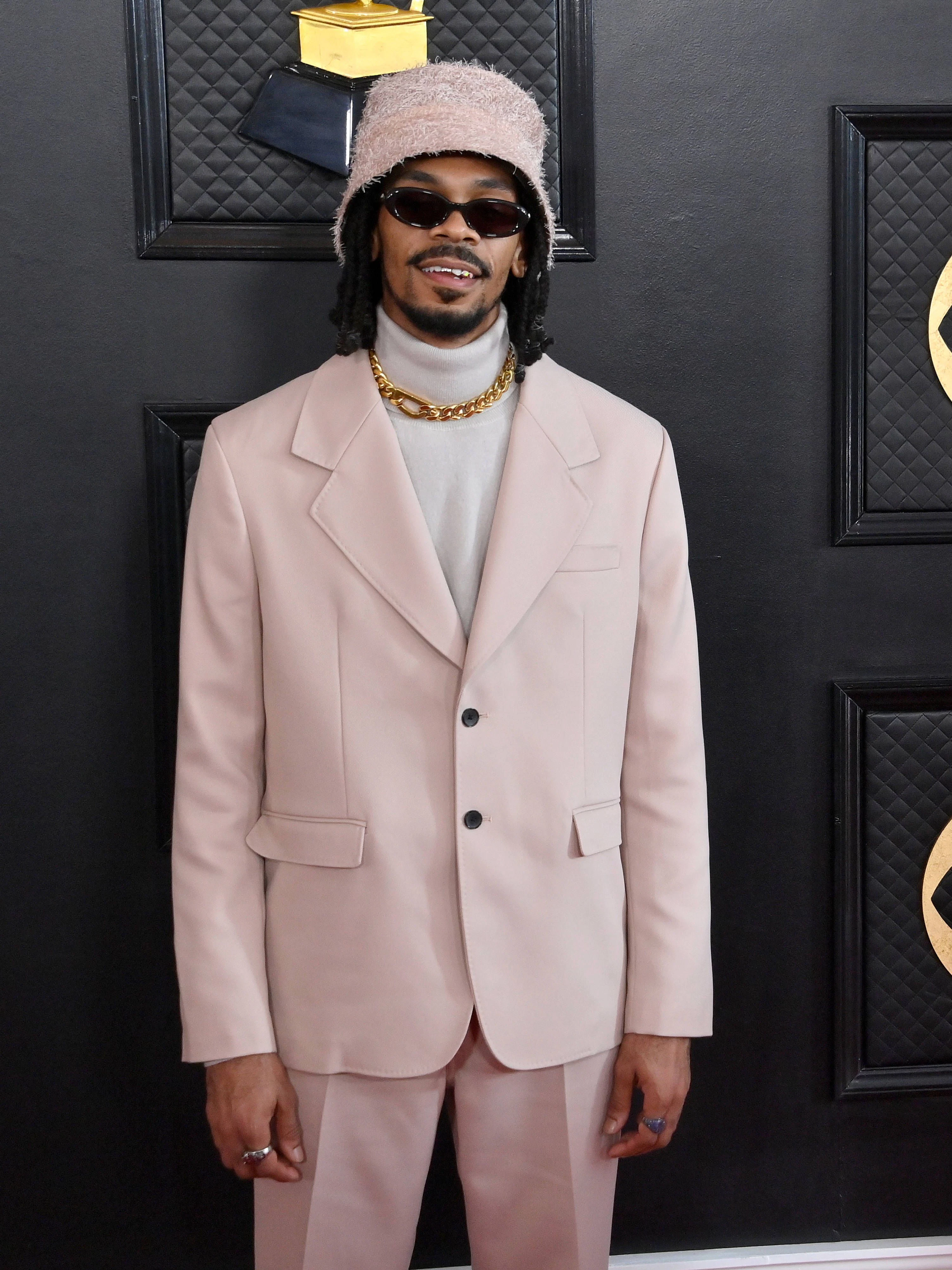 <strong>TOP:</strong> Ein bisschen zu lässig für einen roten Teppich? Womöglich. Dafür sieht Erick The Rapper in seinem roséfarbenen Anzug wirklich cool aus. Das liegt zum einen am kantigen Oversized-Schnitt und zum anderen an den sorgfältig ausgewählten Accessoires: ein Bucket-Hat in exakt demselben Rosaton, eine dicke goldene Panzerkette, eine schmale schwarze Sonnenbrille – fertig ist der Rapper des neuen Jahrtausends.