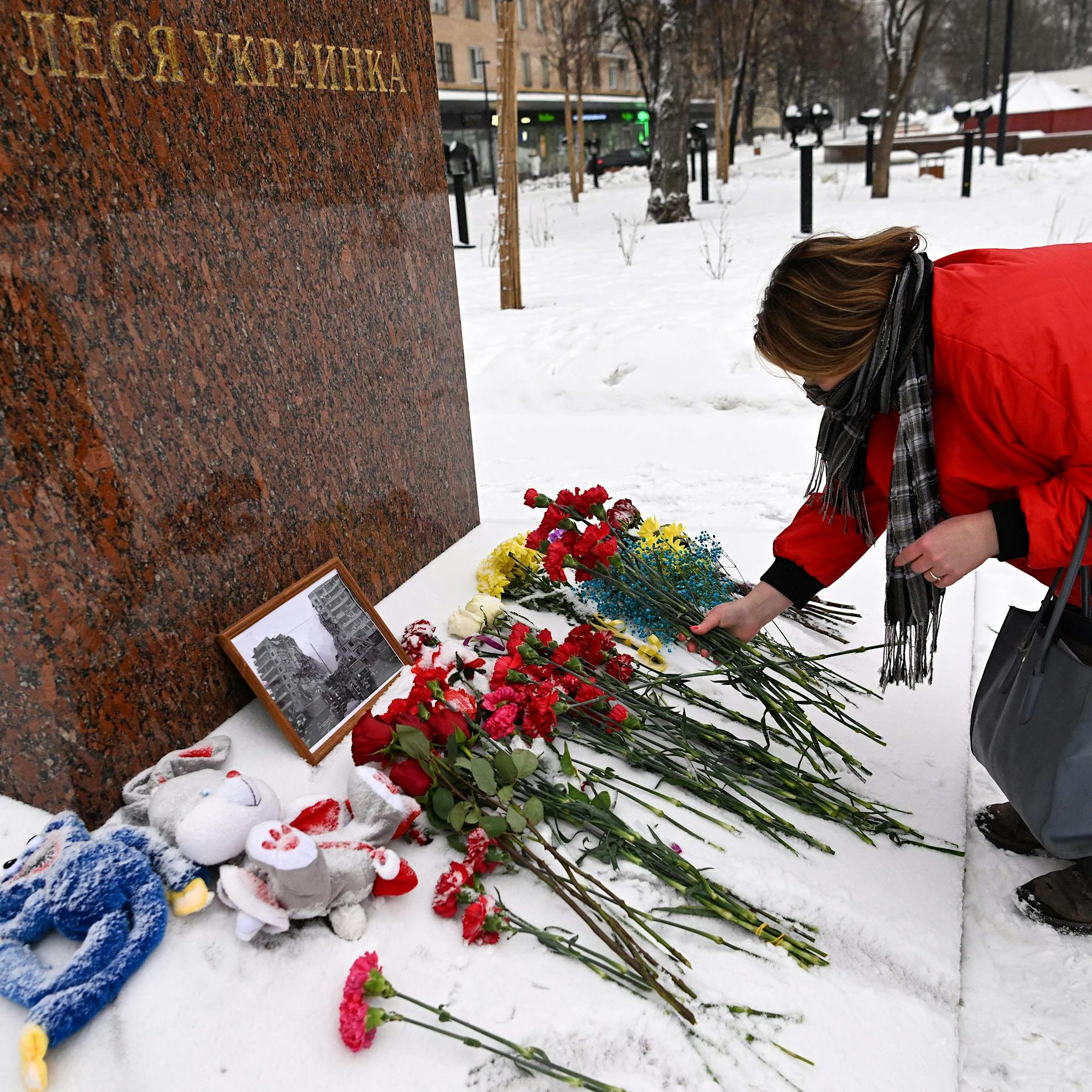 Blütenzarter Protest: Viele Russen trauern mit Blumen um tote Ukrainer