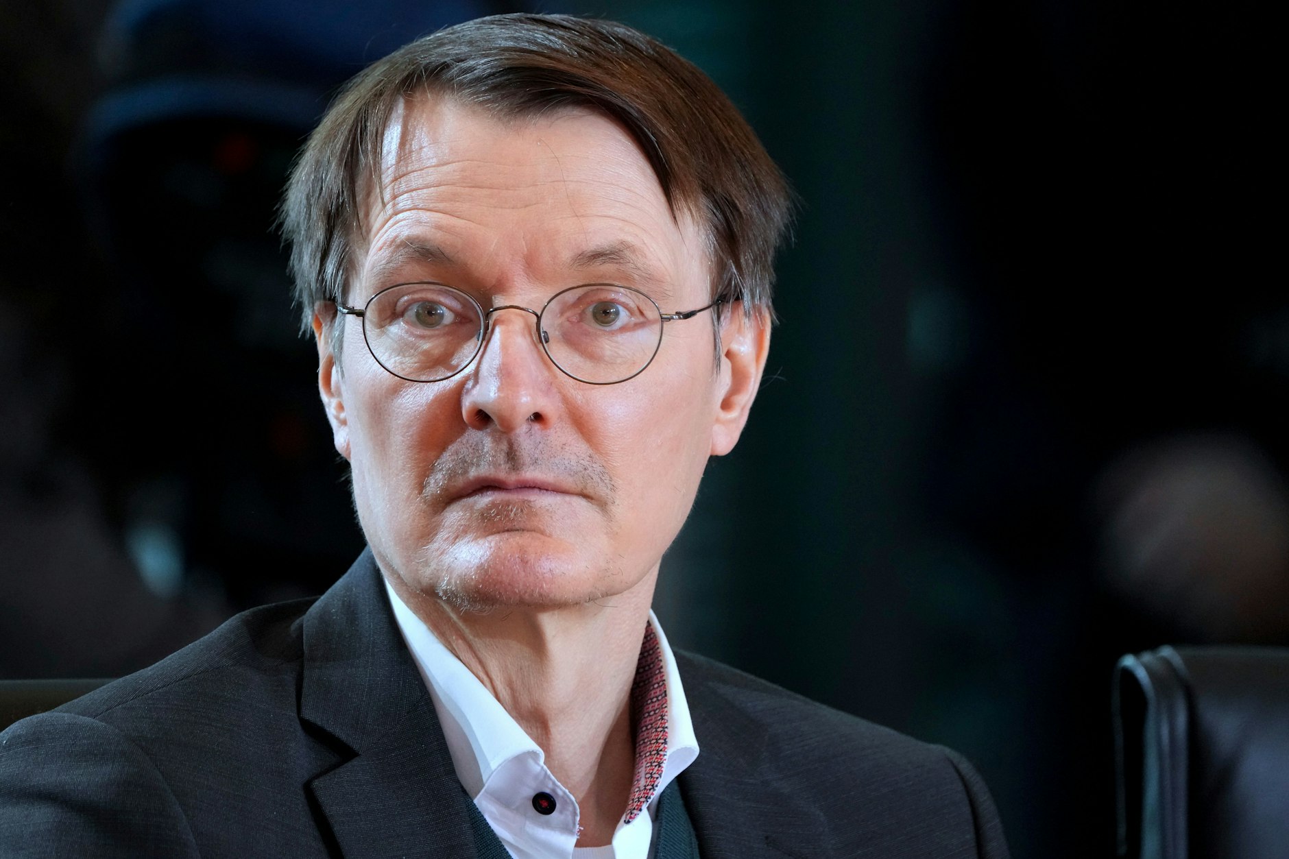 Bundesgesundheitsminister Karl Lauterbach macht sich im Supermarkt so seine Gedanken.