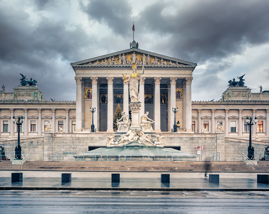 Berlin vs. Wien: Lieber den Bürgerkrieg in Neukölln oder diese Barockhölle?
