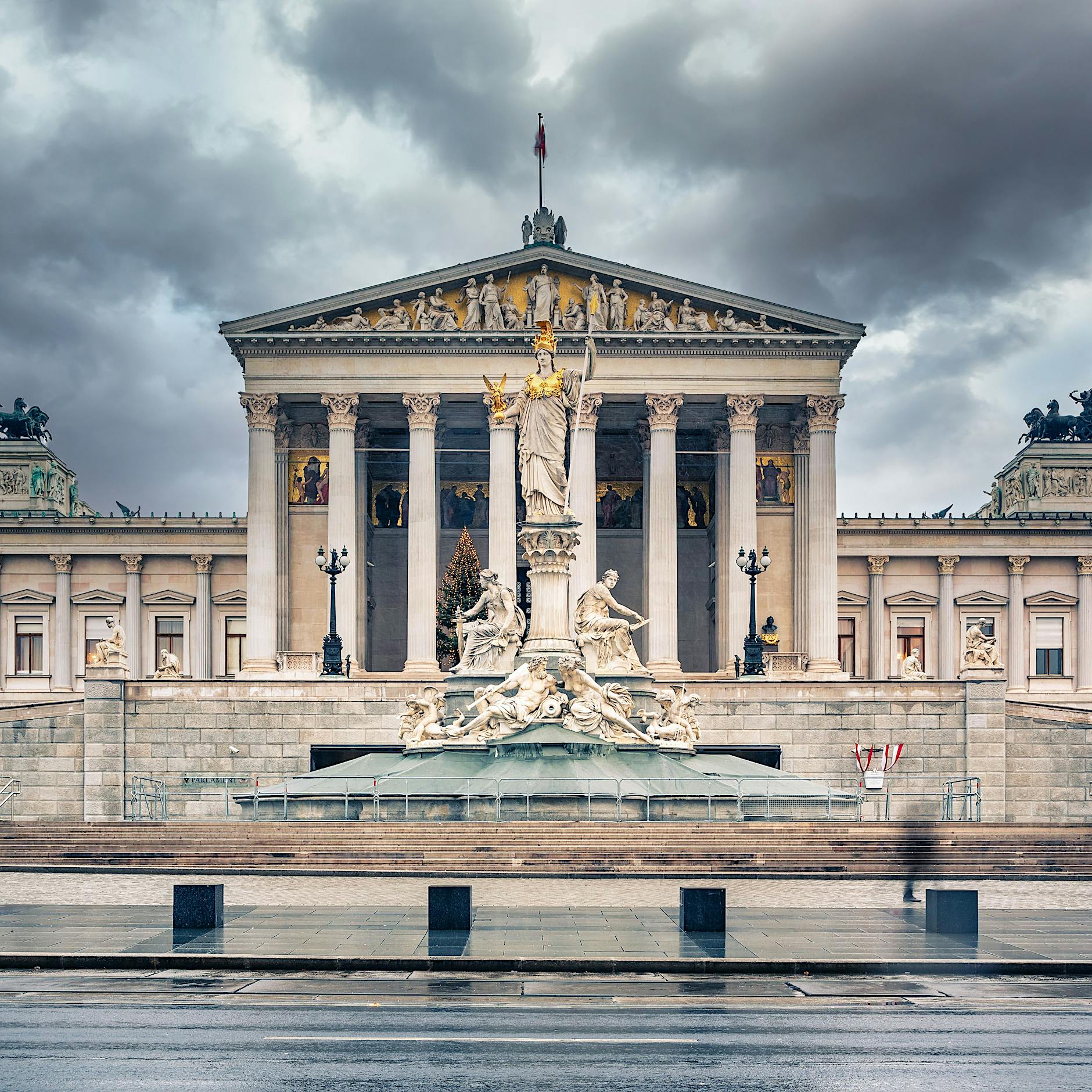 Berlin vs. Wien: Lieber den Bürgerkrieg in Neukölln oder diese Barockhölle?