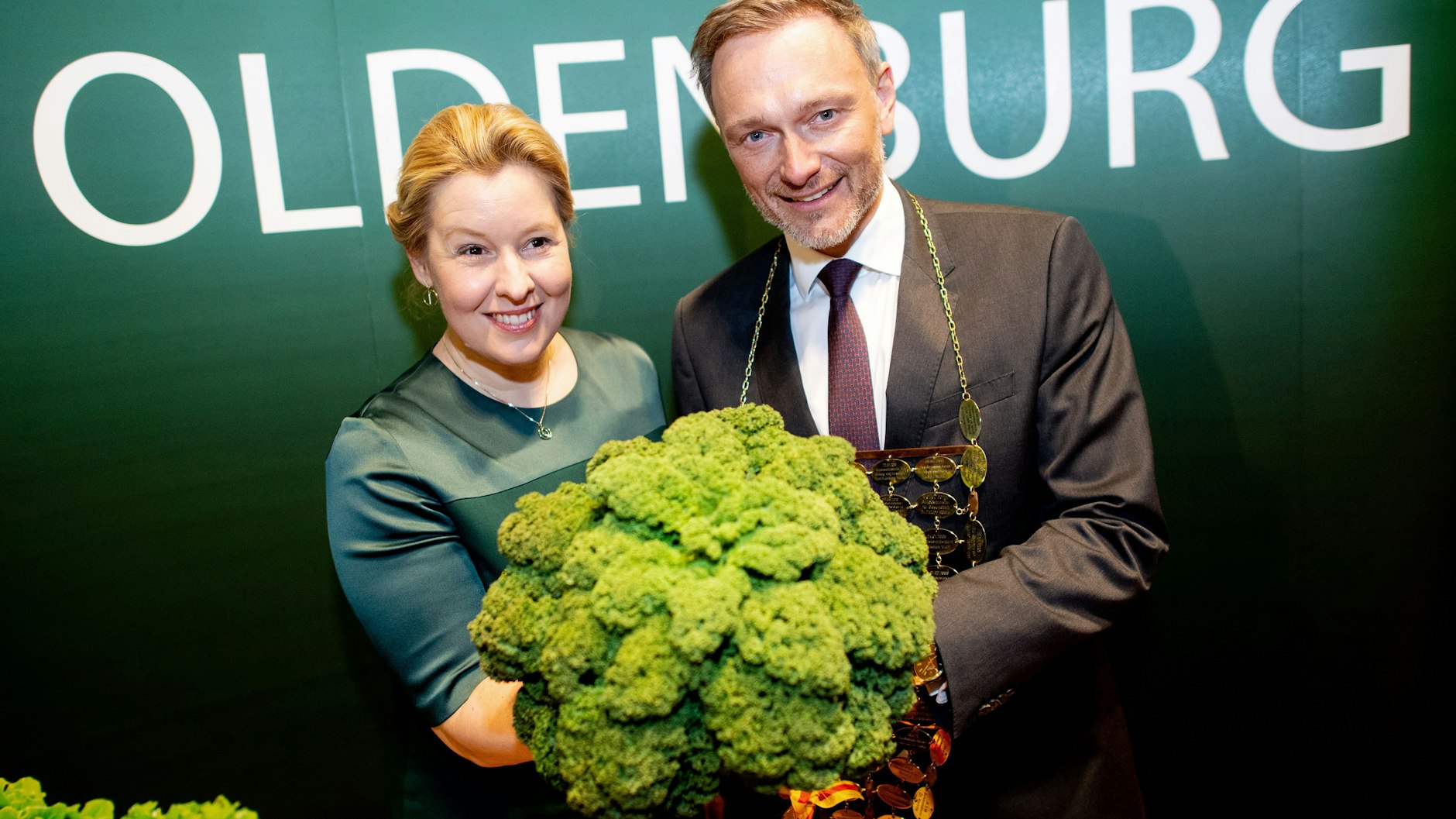 Franziska Giffey und ihr Nachfolger: Christian Lindner ist der neue Oldenburger Grünkohlkönig.