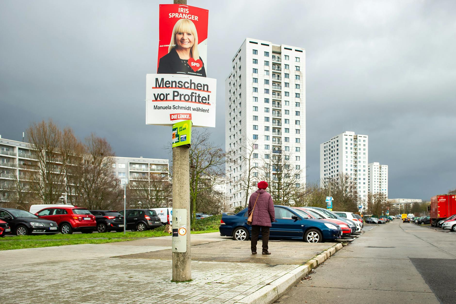Ein Wahlplakat für die Berliner Innensenatorin Iris Spranger (SPD) an der Marzahner Promenade.