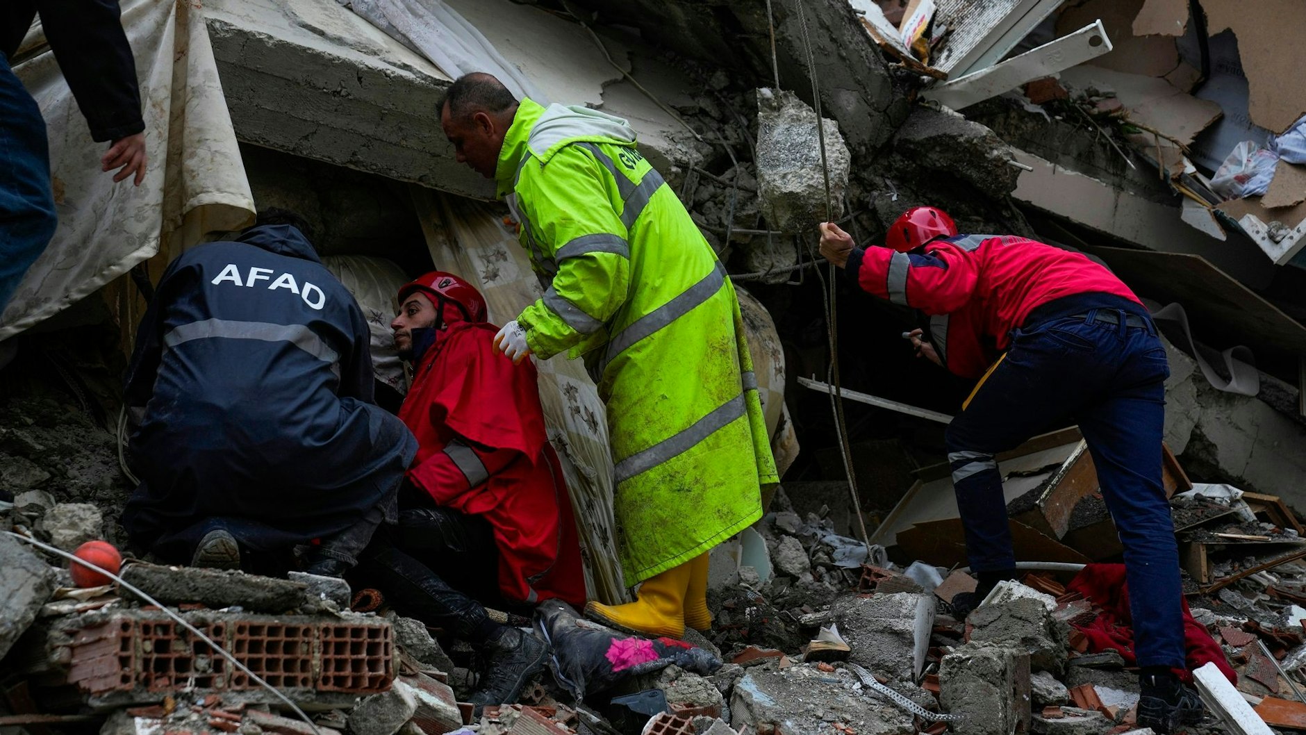 Rettungskräfte suchen nach Menschen in den Trümmern eines zerstörten Gebäude in Adana.&nbsp;&nbsp;