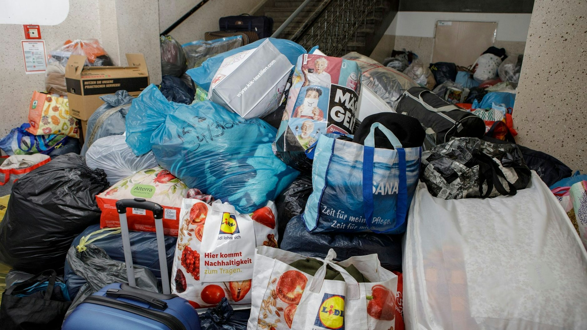 In einer Sammelstelle im Konservatorium für türkische Musik in  Kreuzberg werden Spenden für die Erdbebenopfer in der Türkei gesammelt.&nbsp;