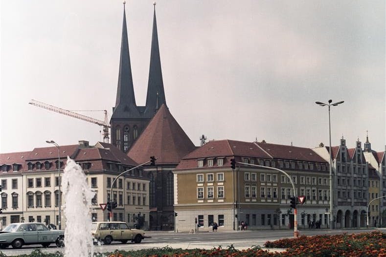 1985: Blick vom Molkenmarkt auf das Nikolaiviertel mit der Nikolaikirche.