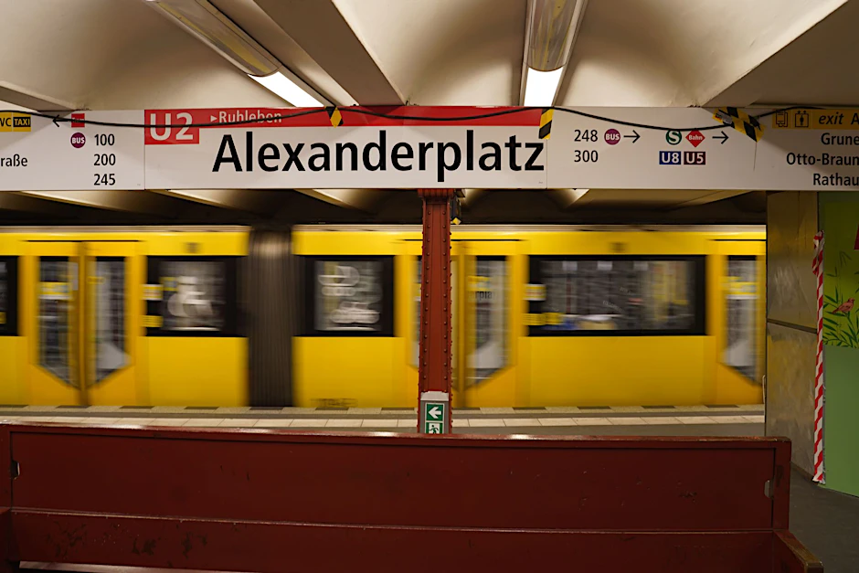 Der U-Bahnhof Alexanderplatz in Mitte. Seit Oktober gibt es nur noch auf einem Gleis Verkehr.