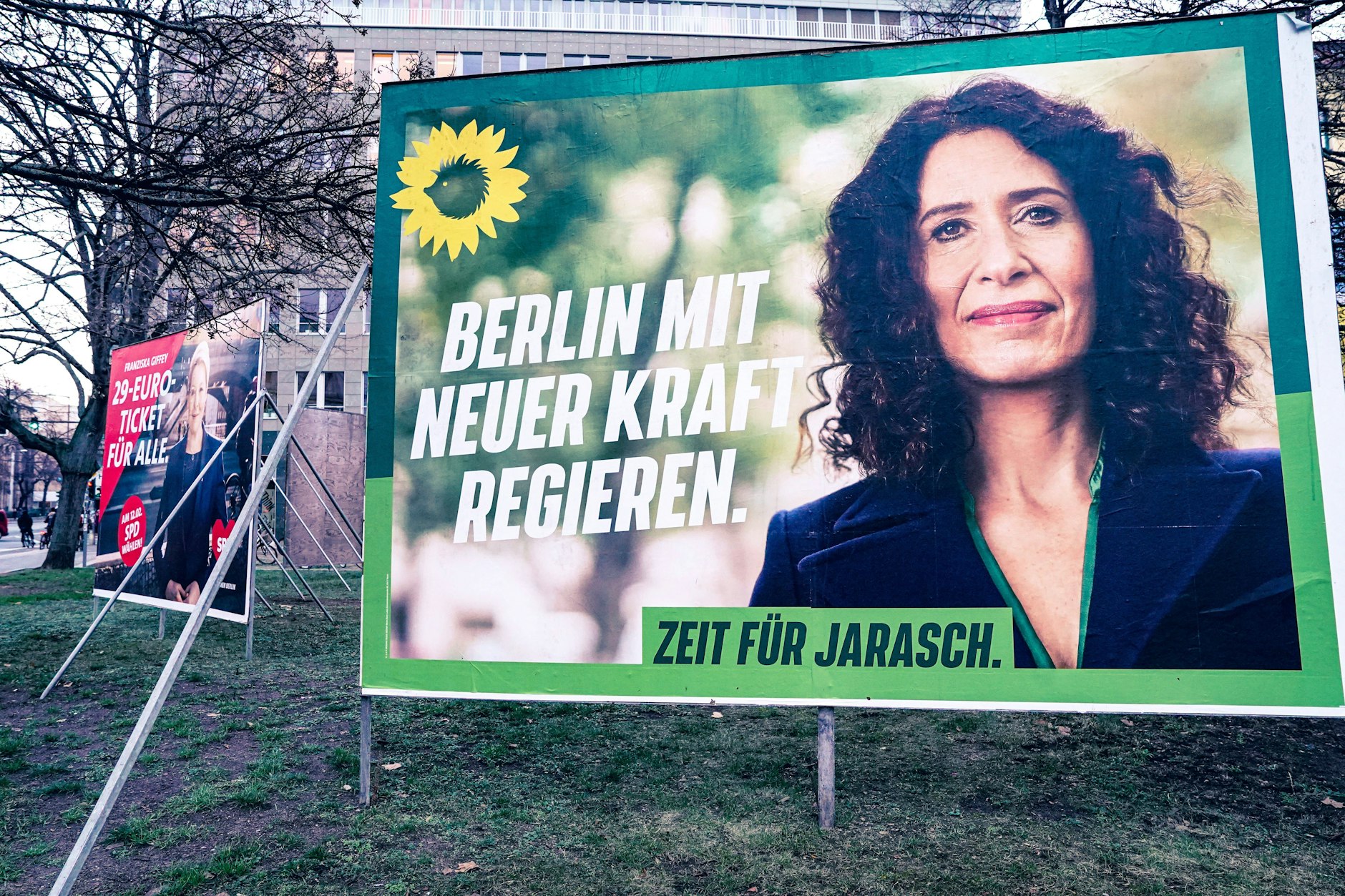 Das Wahlplakat von und mit Verkehrssenatorin Bettina Jarasch zur Wiederholungswahl für das Abgeordnetenhaus in Berlin.