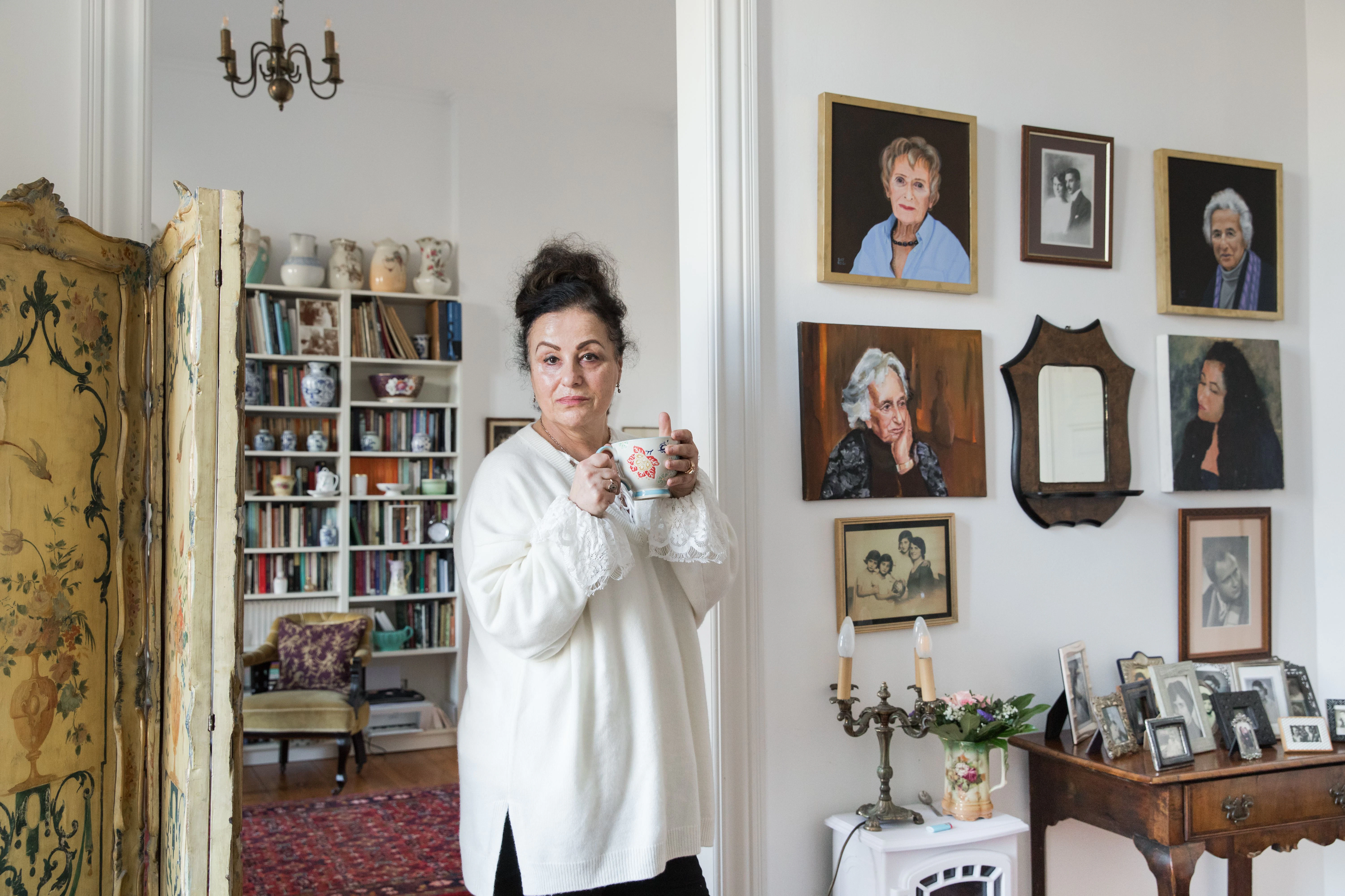 Maya Lasker-Wallfisch in ihrer Berliner Wohnung. An der Wand hängen Porträts ihrer Mutter und ihrer Tante Renate Lasker-Harpprecht, auf dem Tisch stehen Fotos der Familie aus Breslau.